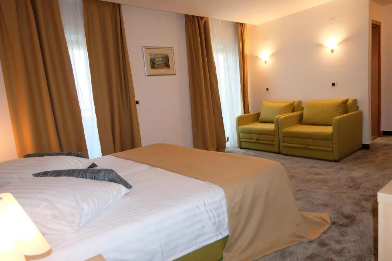 Bedroom, Bed in Hotel Flores