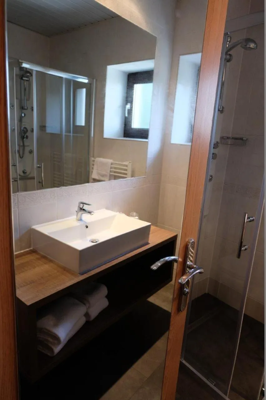 Shower in Hotel Flores