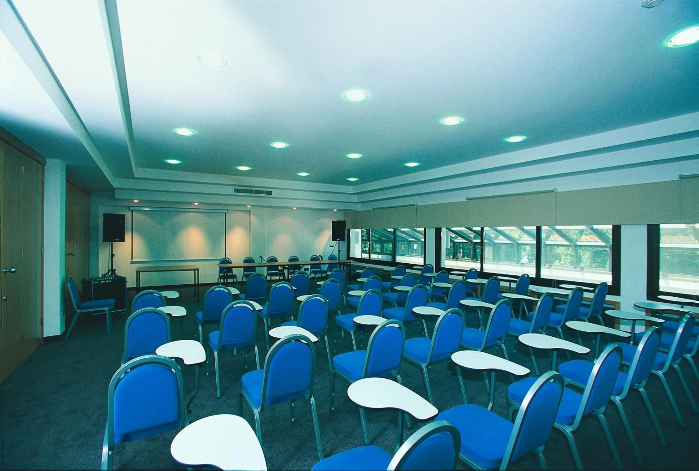 Business facilities in Hotel Flores