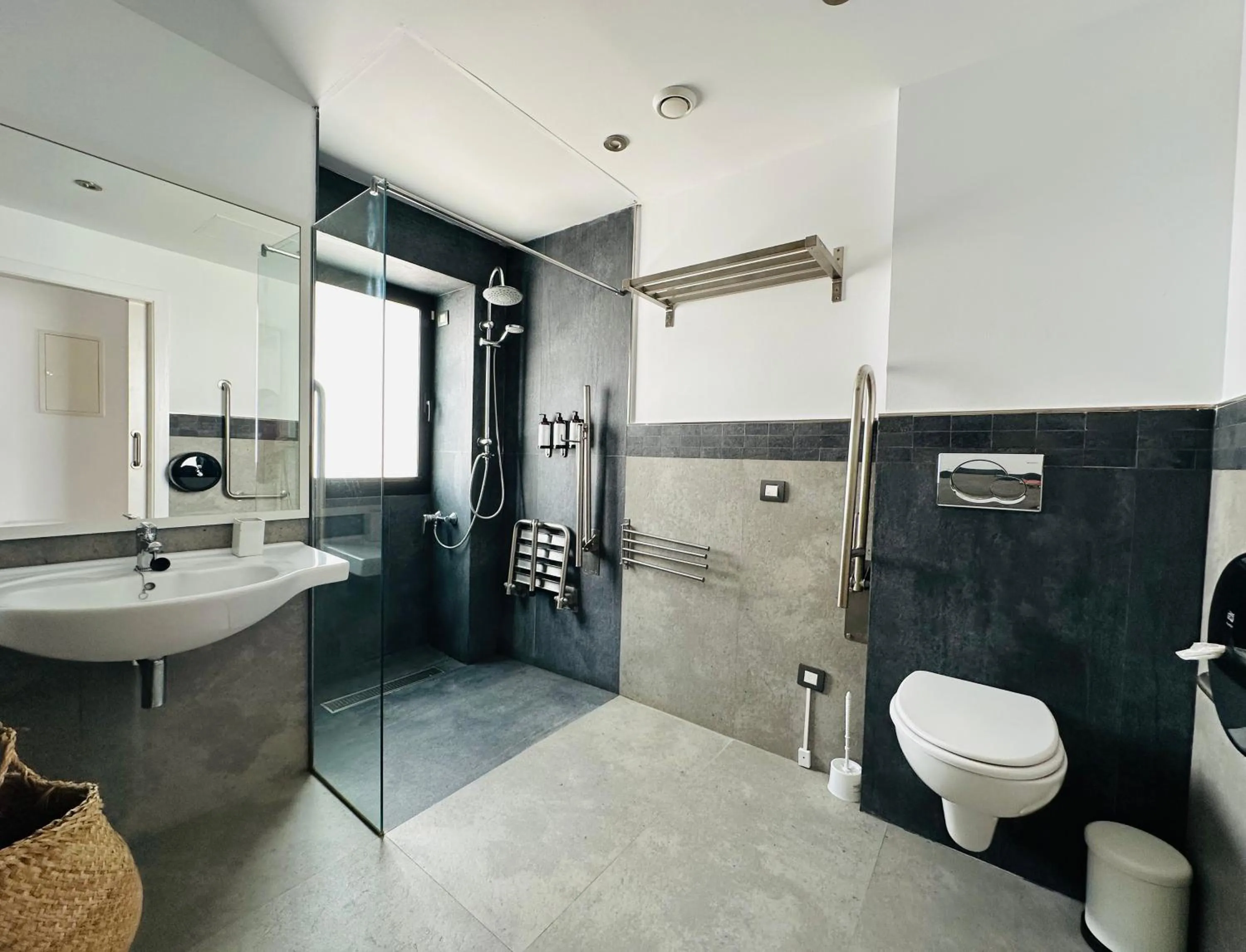 Shower in Mater Ariany