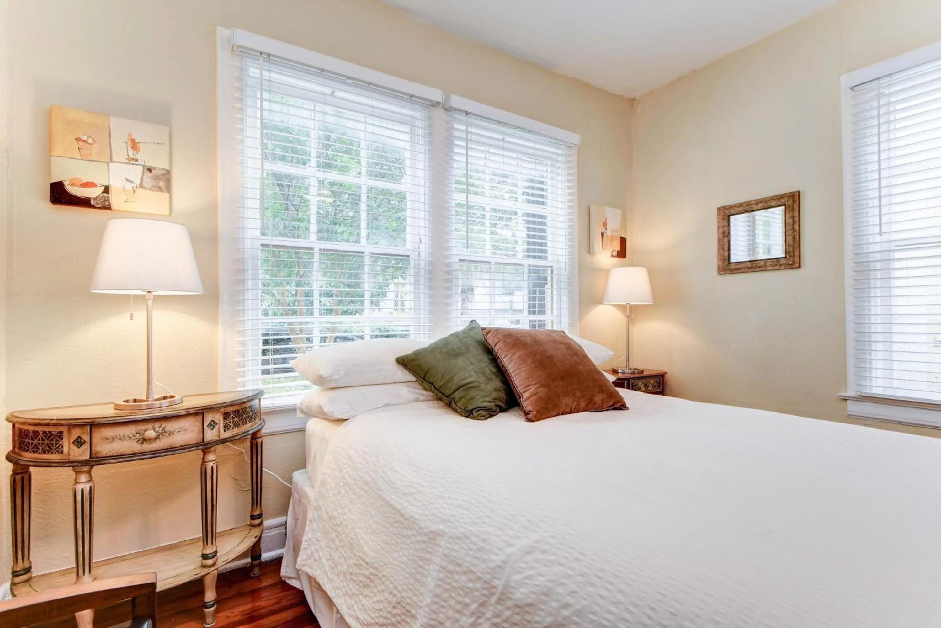 Bed in THE MADISON - San Antonio Riverwalk - Downtown - Convention Center