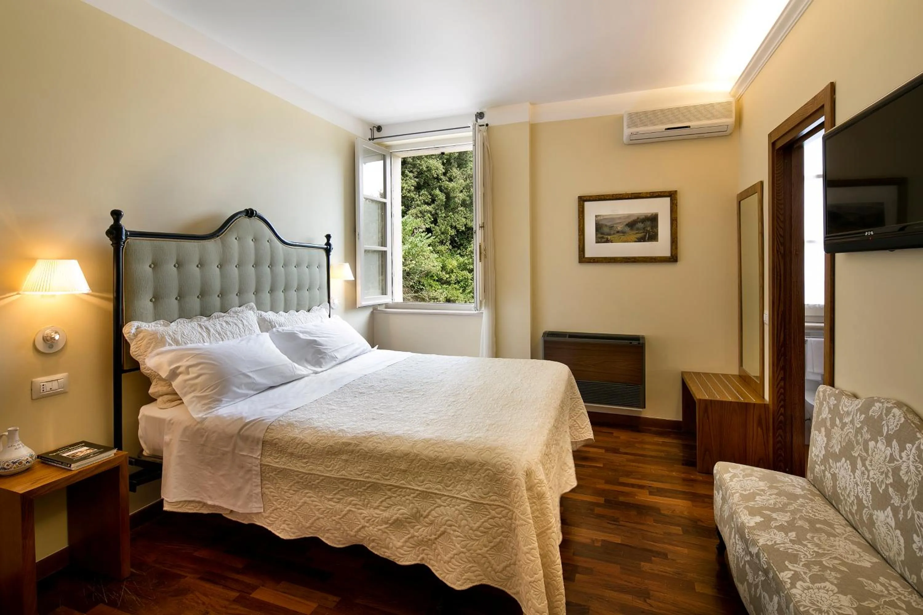 Photo of the whole room, Bed in La Macchia