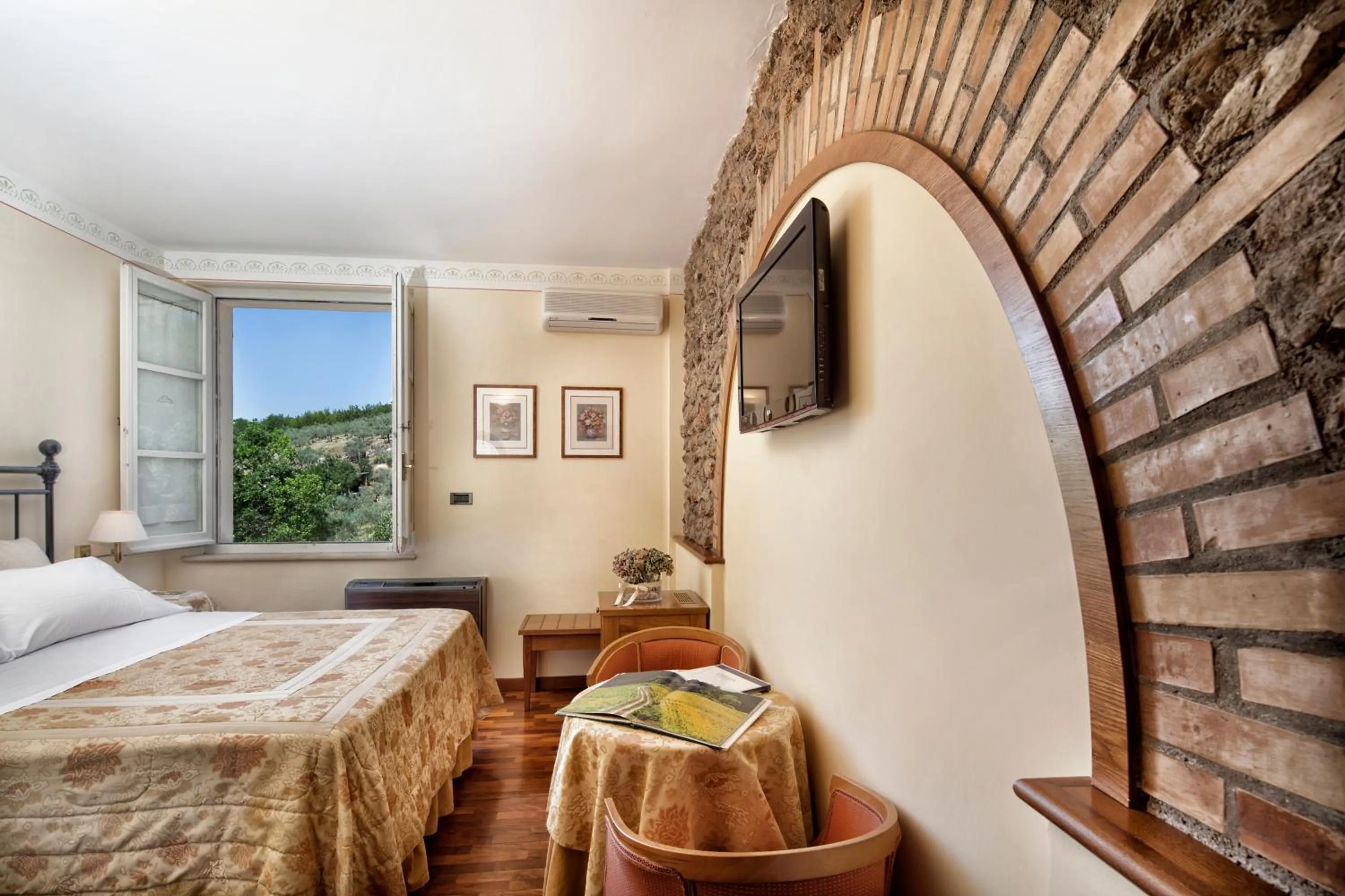 Photo of the whole room, Bed in La Macchia