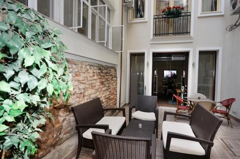 Restaurant/places to eat in Collage Taksim Hotel