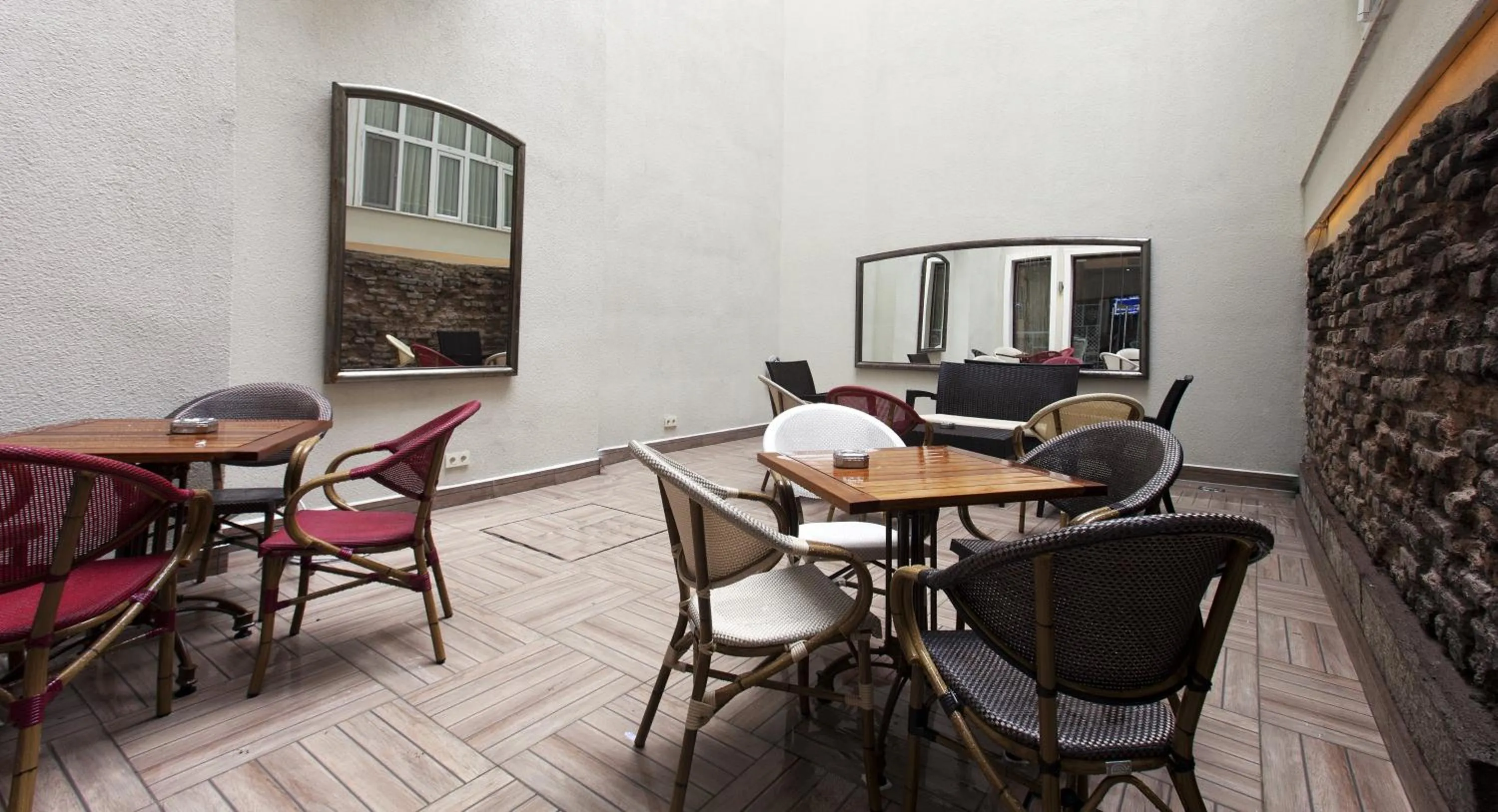 Restaurant/places to eat in Collage Taksim Hotel