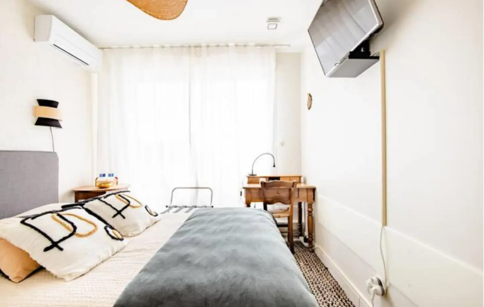 Double Room with Private External Bathroom in Chambres Élégance - Parc Bordelais Double Room with Private External Bathroom in Chambres Élégance - Parc Bordelais