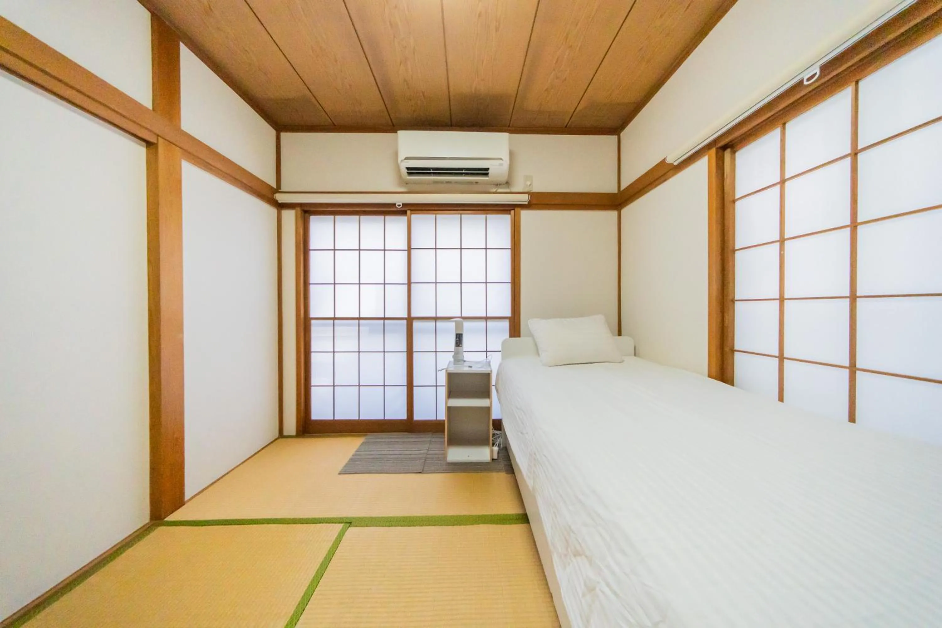 Bed in Ikebukuro no Yado detached house