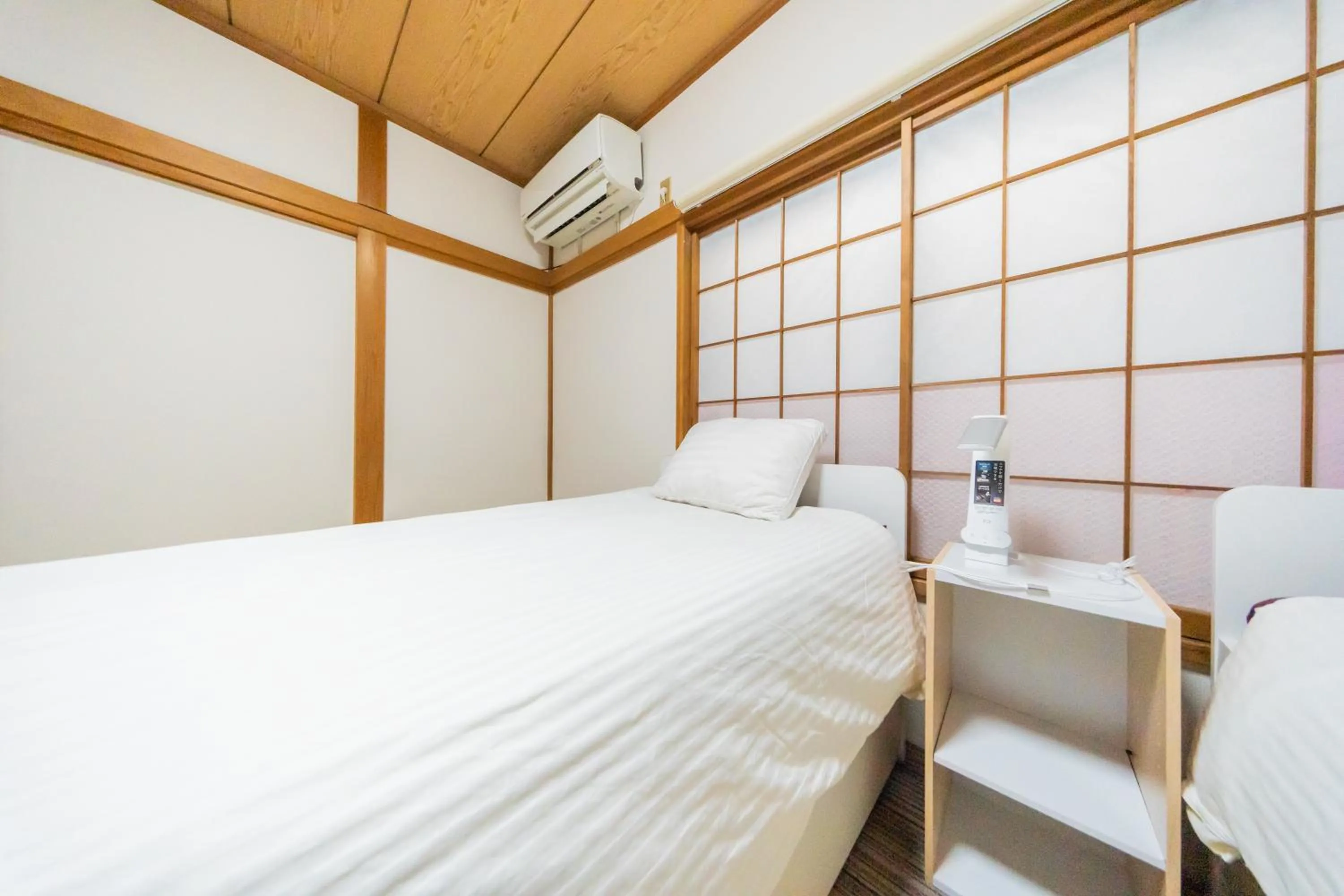 Bed in Ikebukuro no Yado detached house