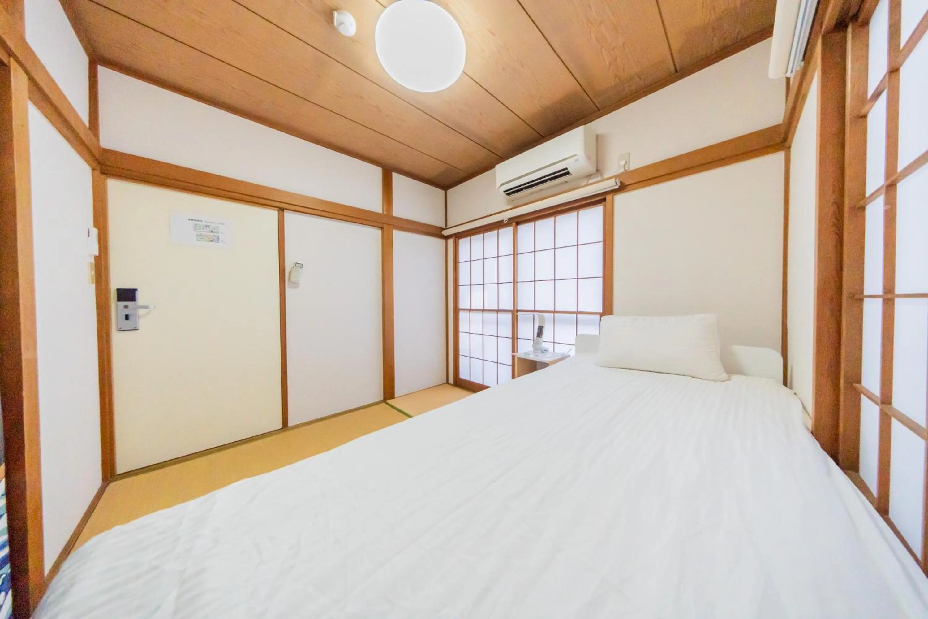 Bed in Ikebukuro no Yado detached house