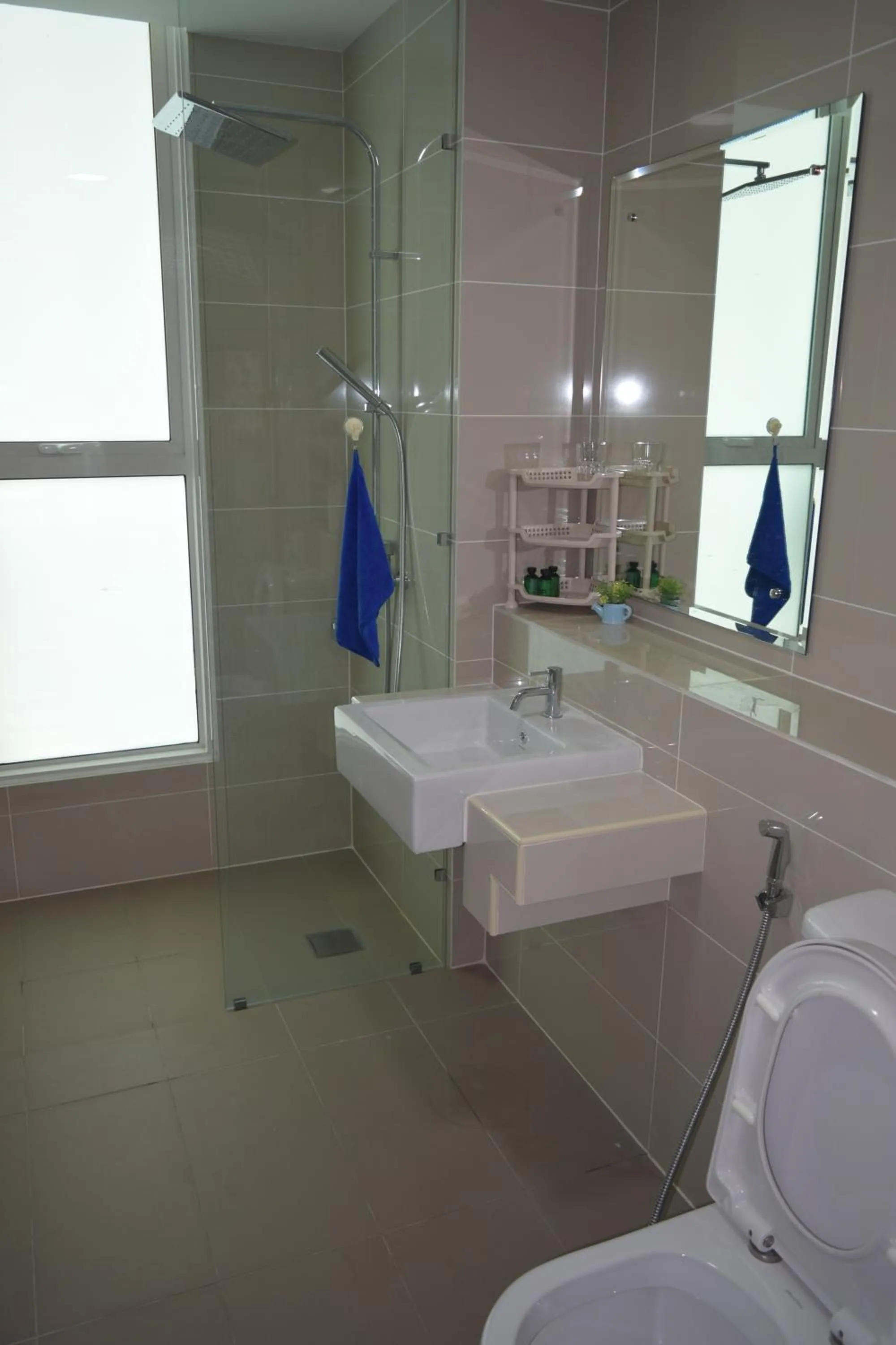 Bathroom in Sutera Avenue by Alawa Homes Kota Kinabalu