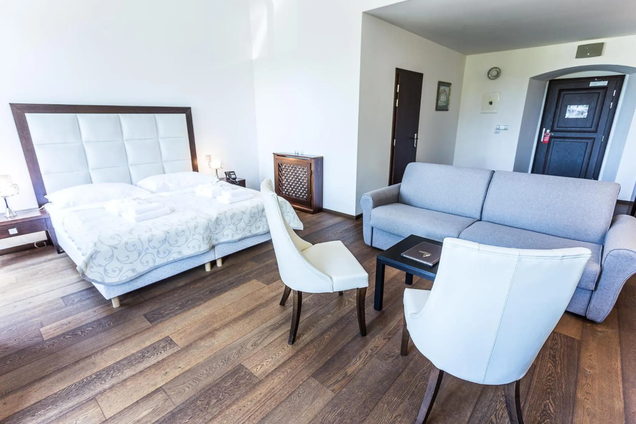 Photo of the whole room, Bed in Chateau Appony