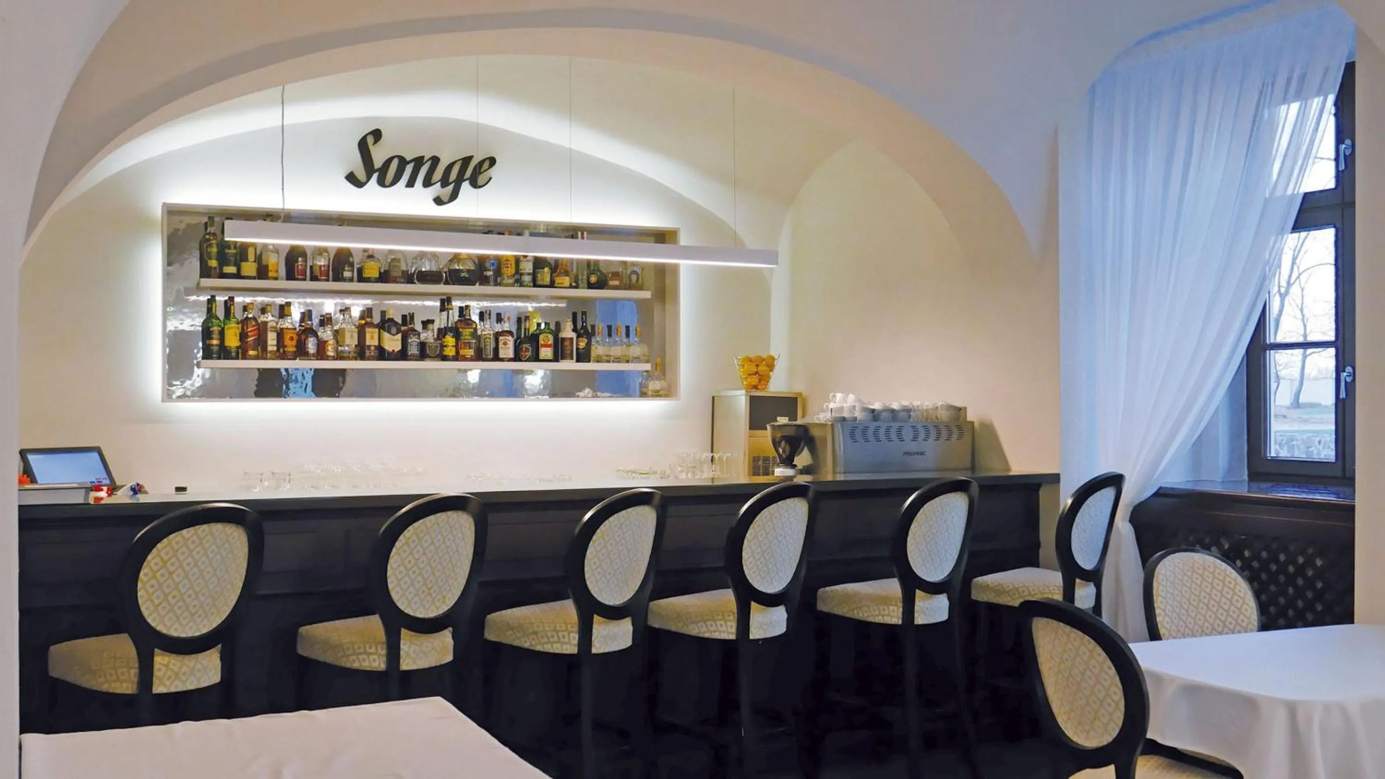 Restaurant/places to eat in Chateau Appony