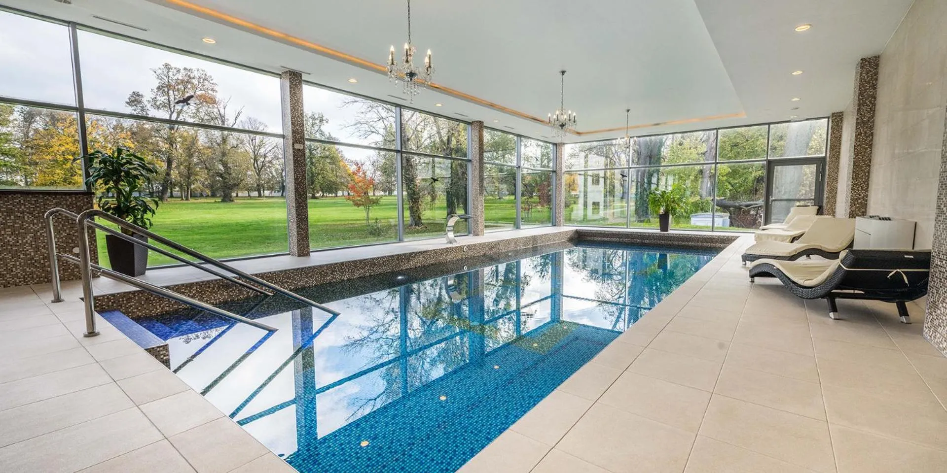 Swimming pool in Chateau Appony