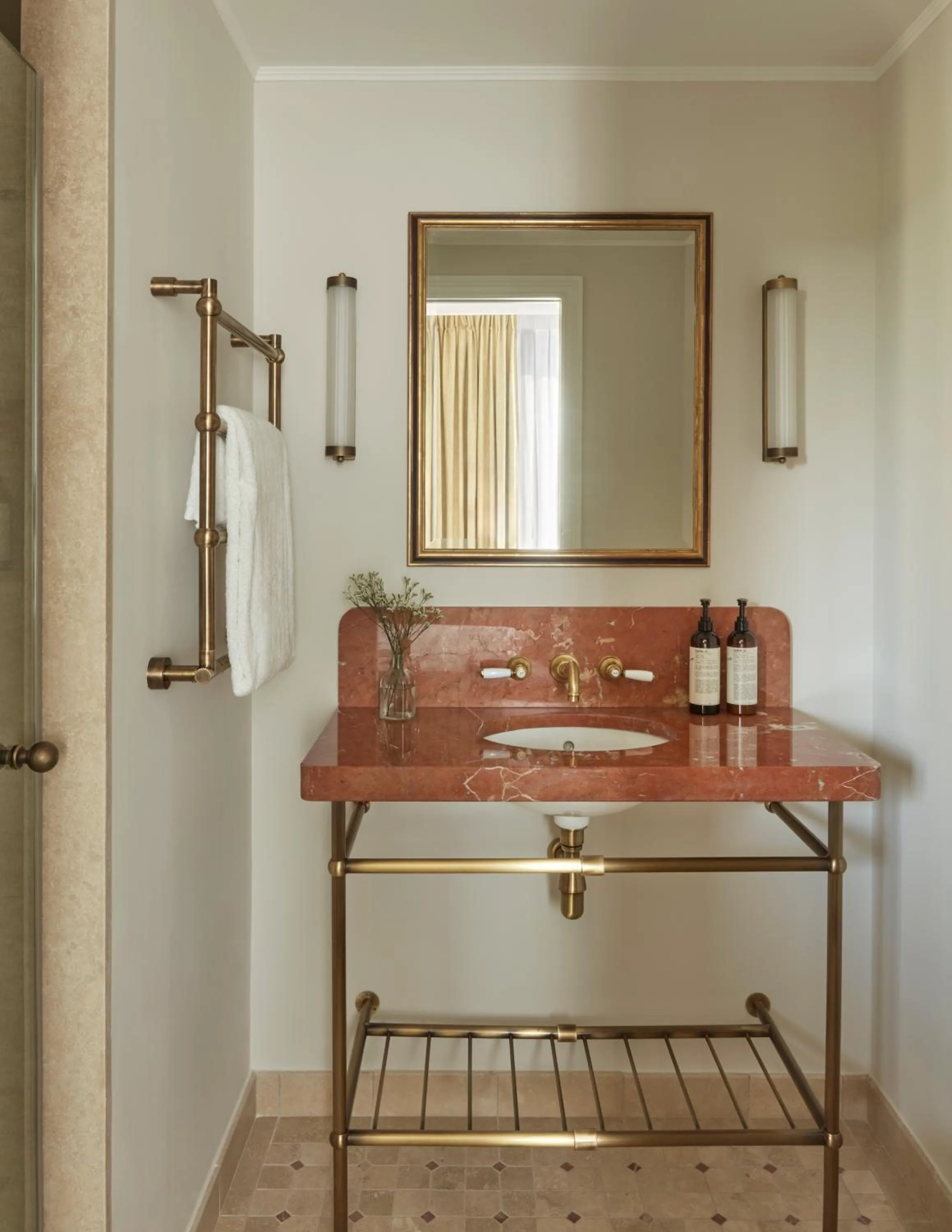 Shower in Miiro Borneta