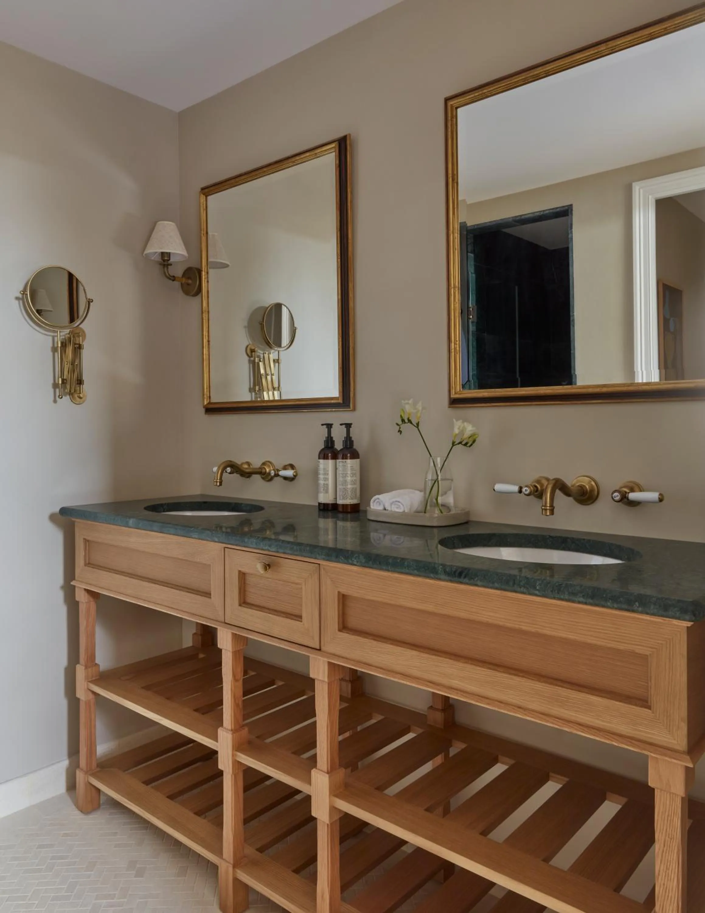 Shower in Miiro Borneta