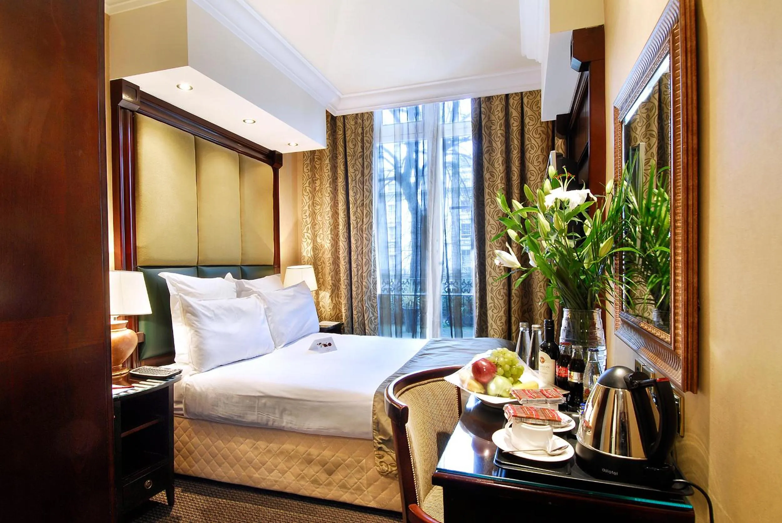 View (from property/room), Bed in The Premier Notting Hill