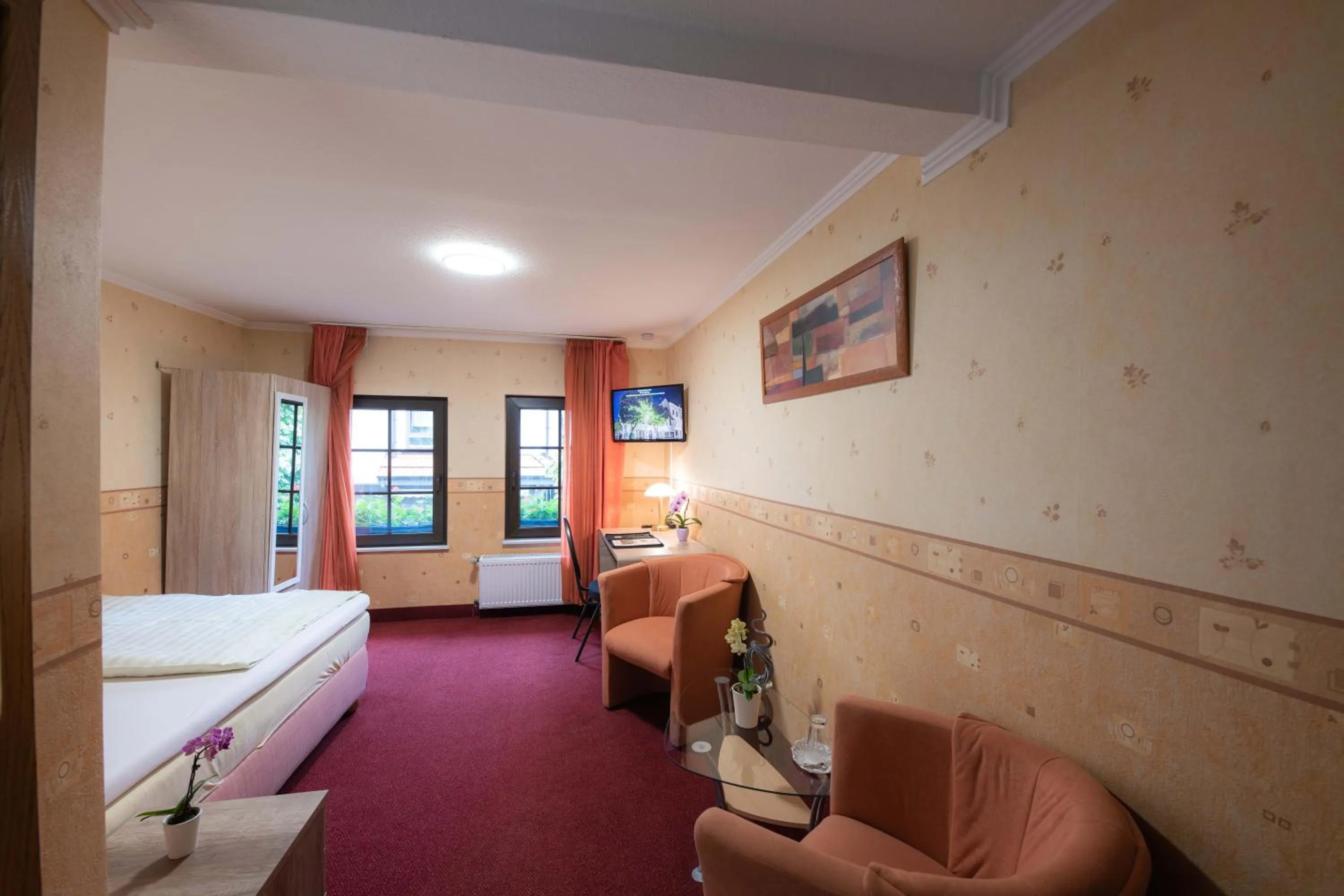 Seating area, Bed in Hotel Am Rathaus