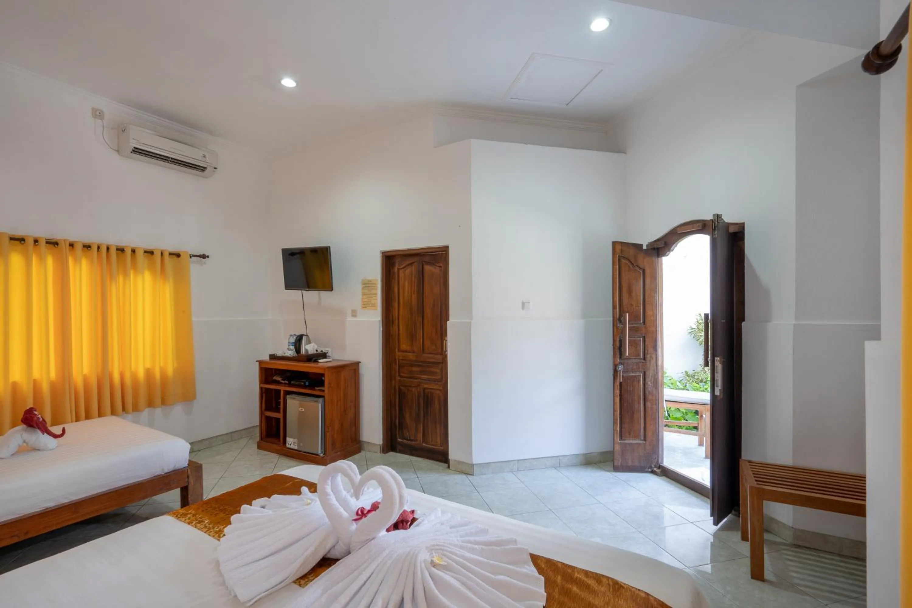 Communal lounge/ TV room, Bed in Nusa Indah Bungalow