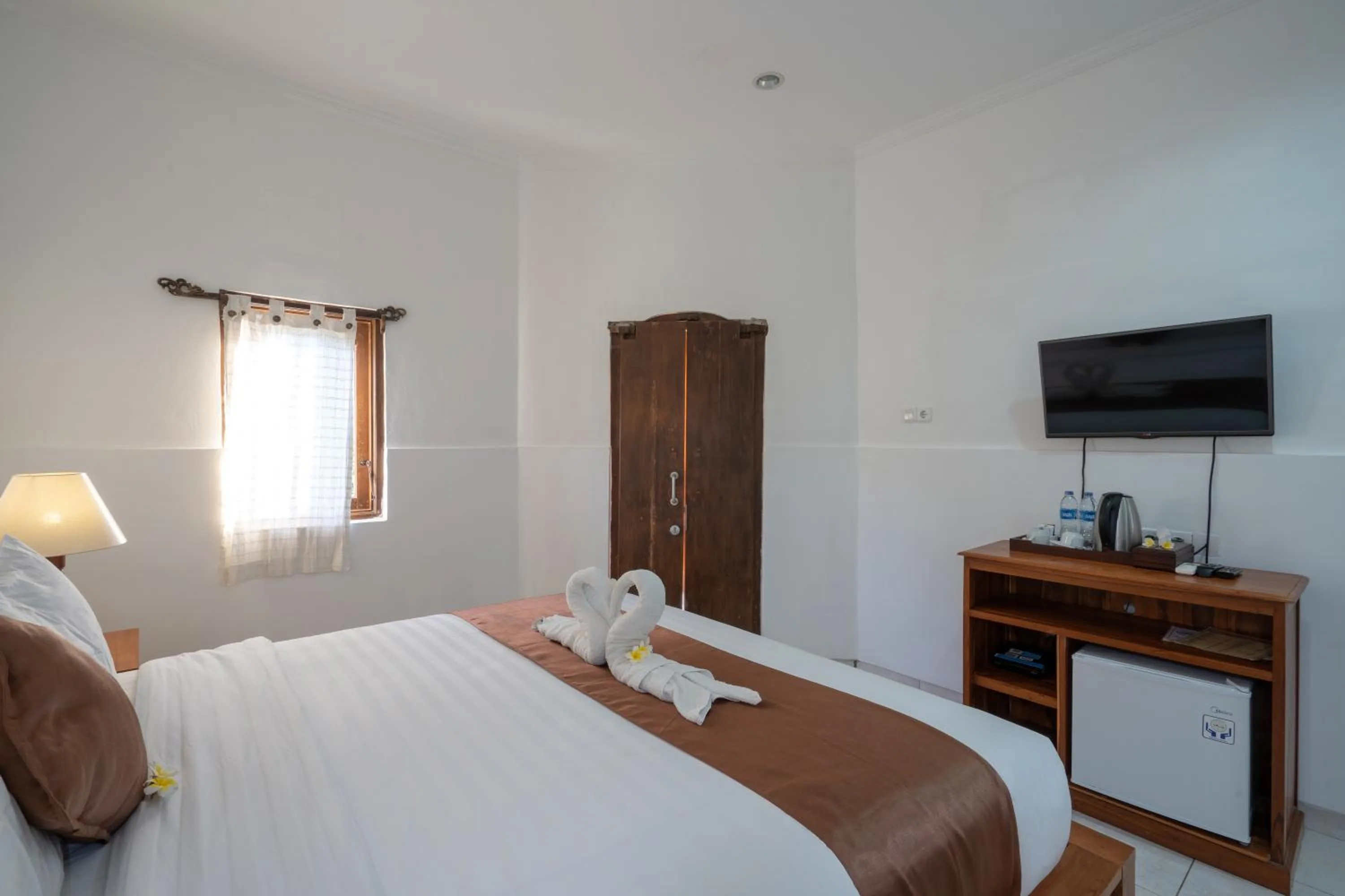 Communal lounge/ TV room, Bed in Nusa Indah Bungalow