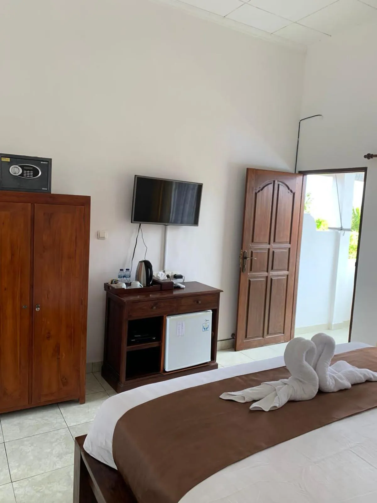 TV and multimedia, Bed in Nusa Indah Bungalow