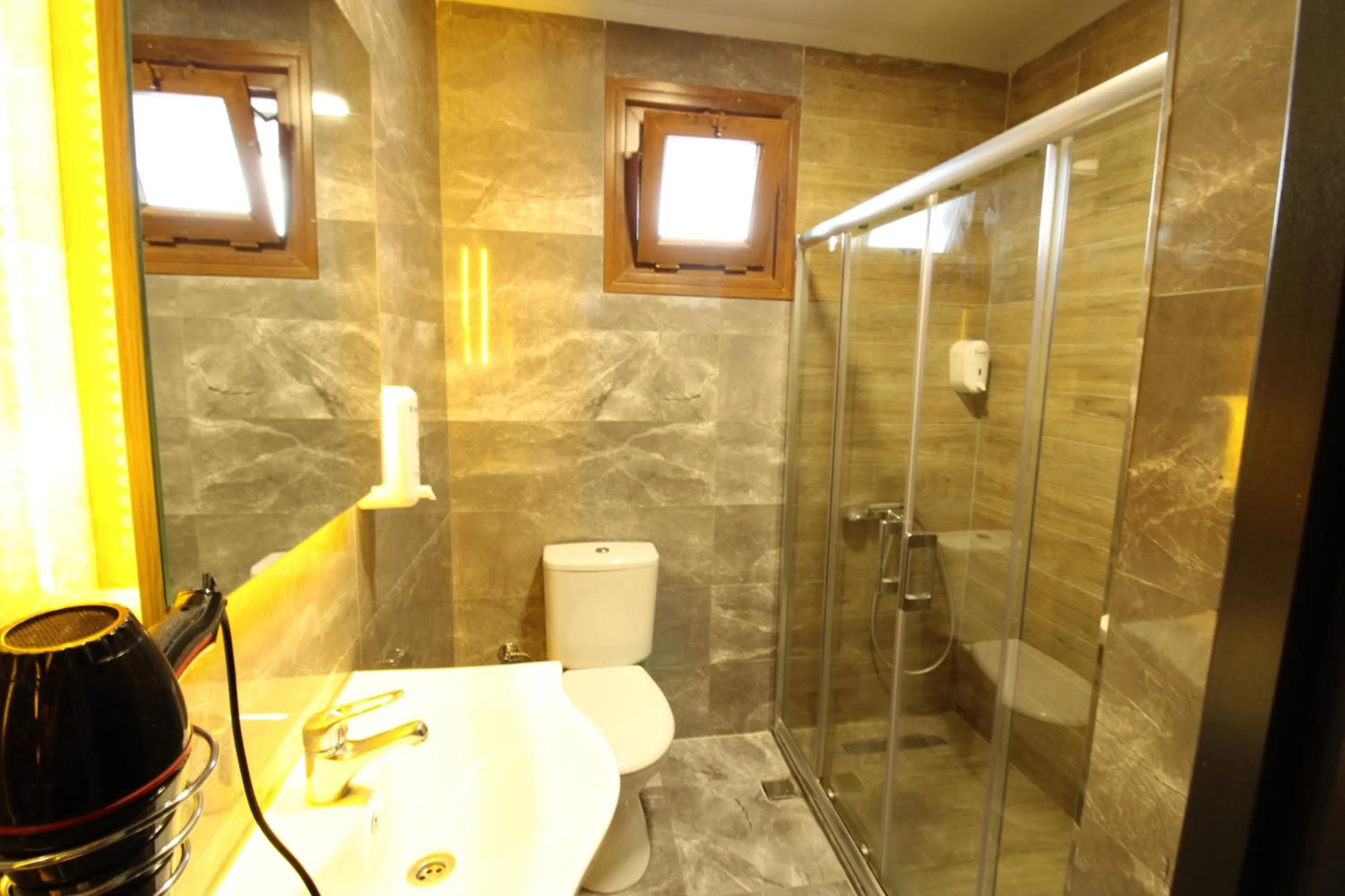 Shower in Sahrakent Otel Ataşehir