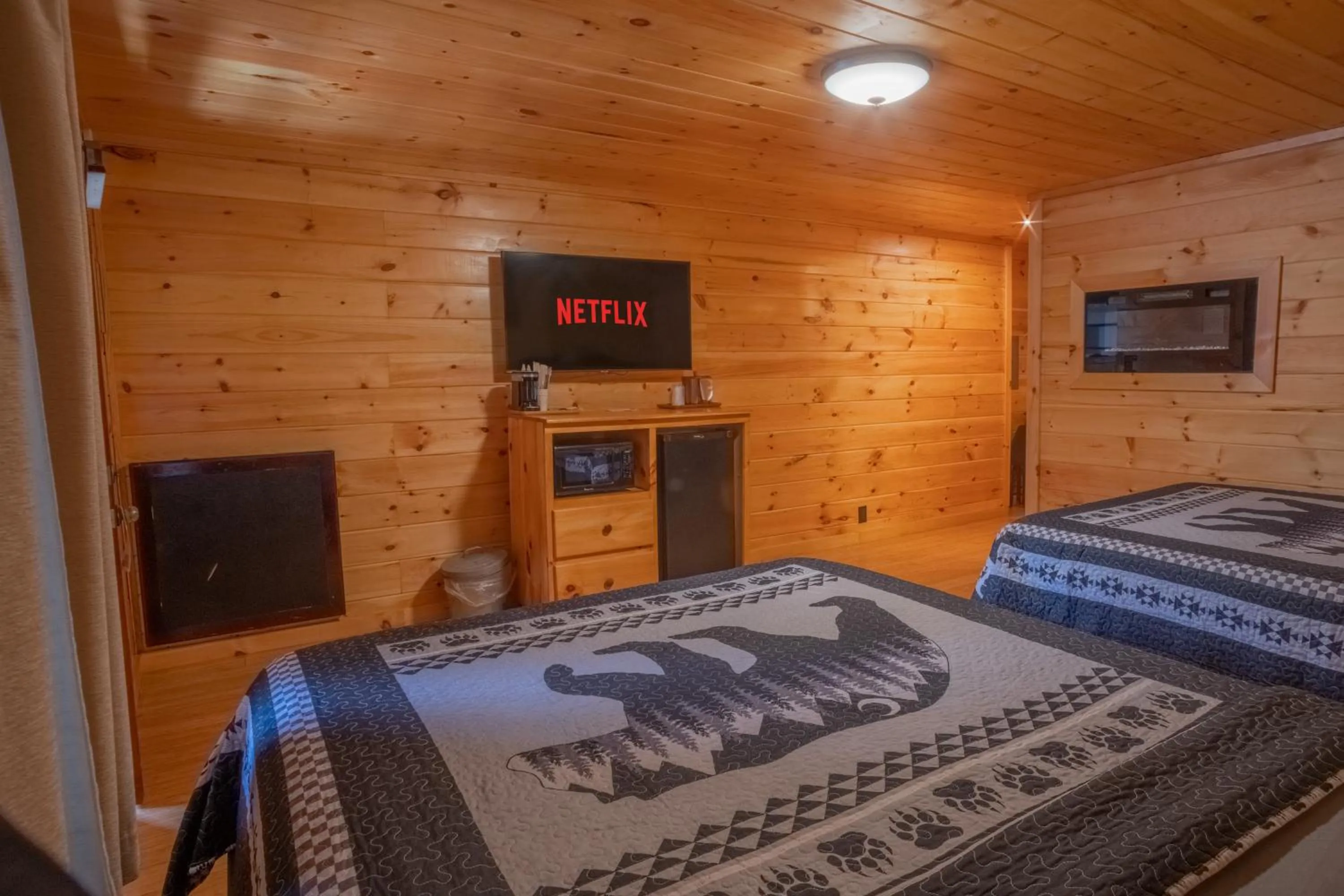 Bed in Marshall's Creek Rest Motel