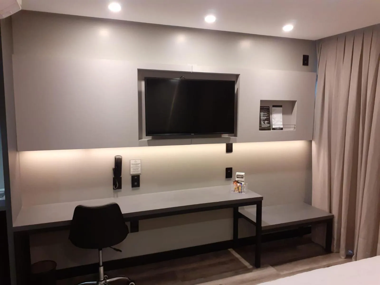 Bedroom in Hotel Le Canard Lages