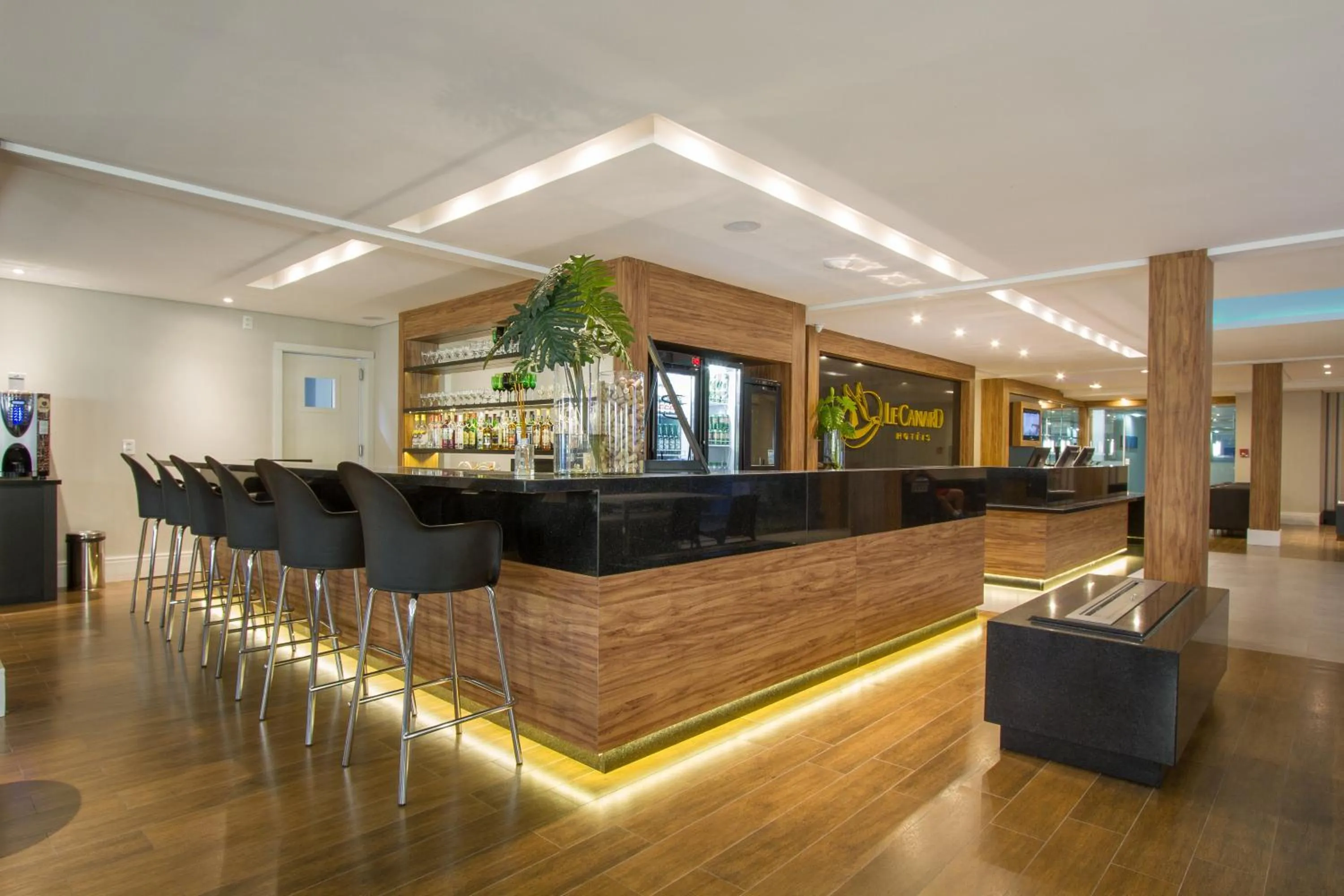 Lounge or bar in Hotel Le Canard Lages