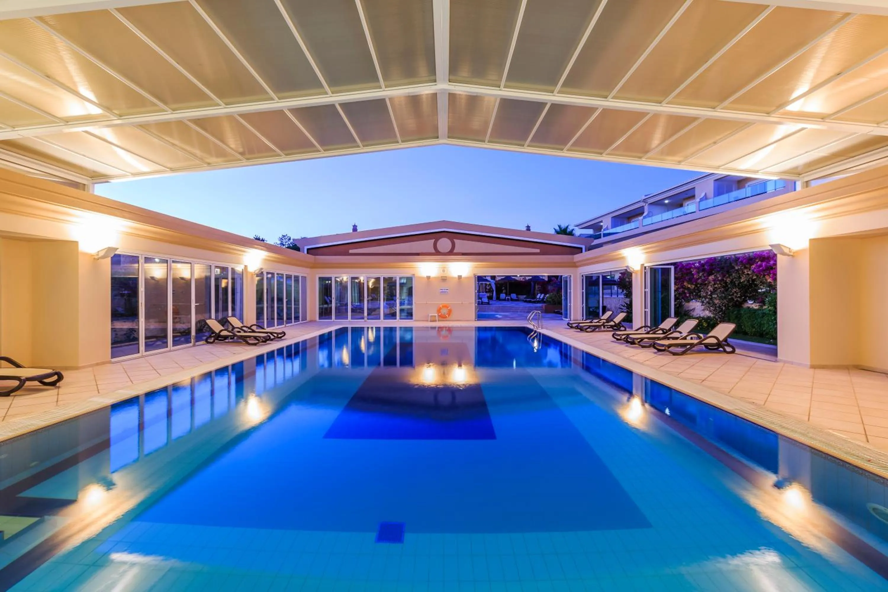 Swimming pool in Lakeside Country Club - Apartamentos Turísticos