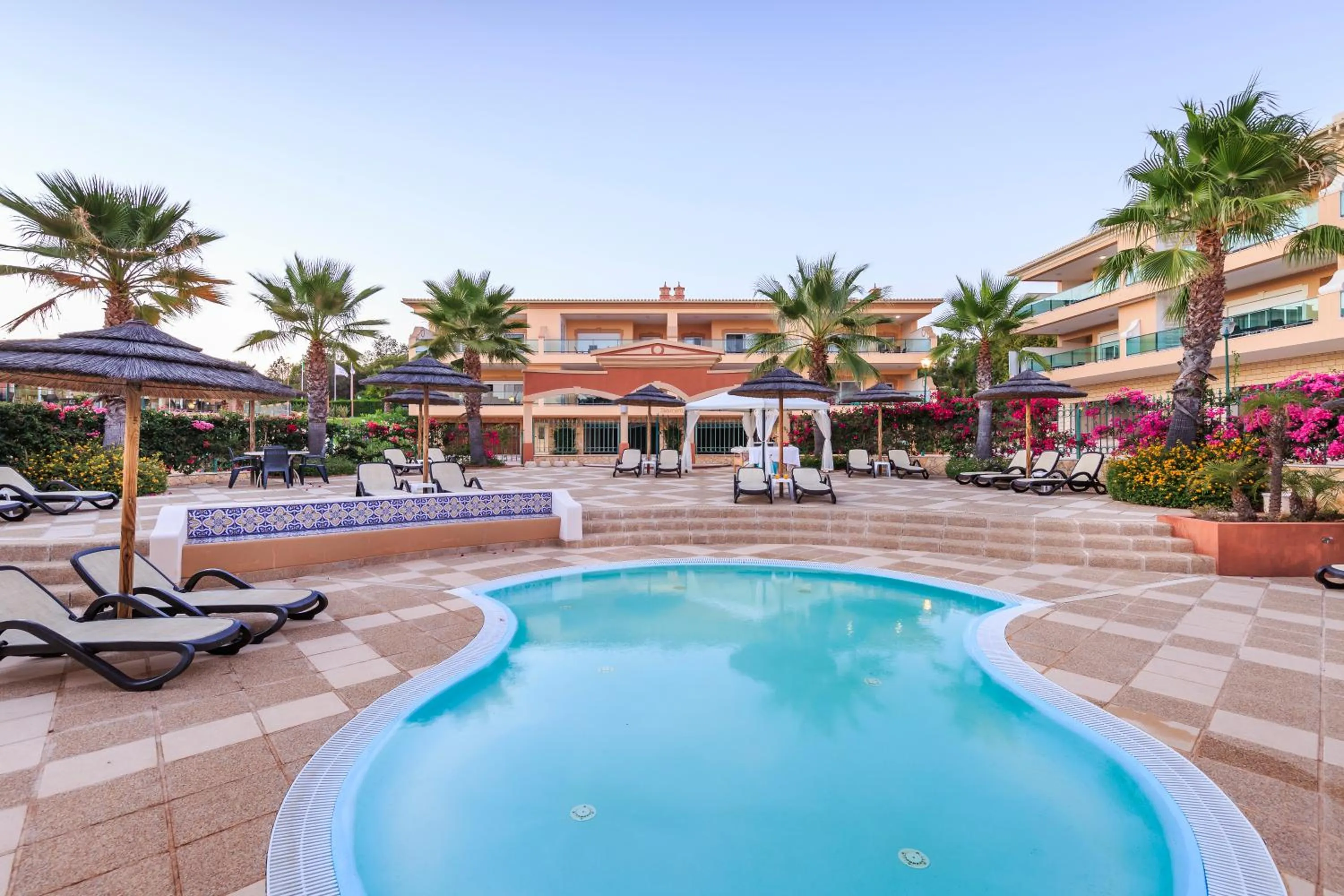 Swimming pool in Lakeside Country Club - Apartamentos Turísticos