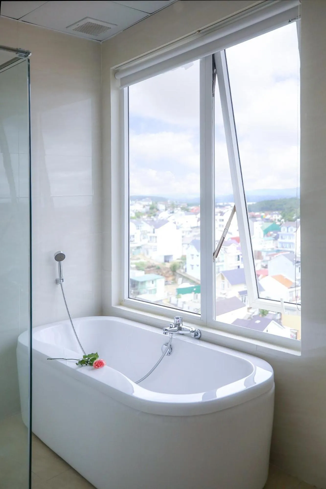 Bath in Rose Valley Hotel Da Lat Vietnam