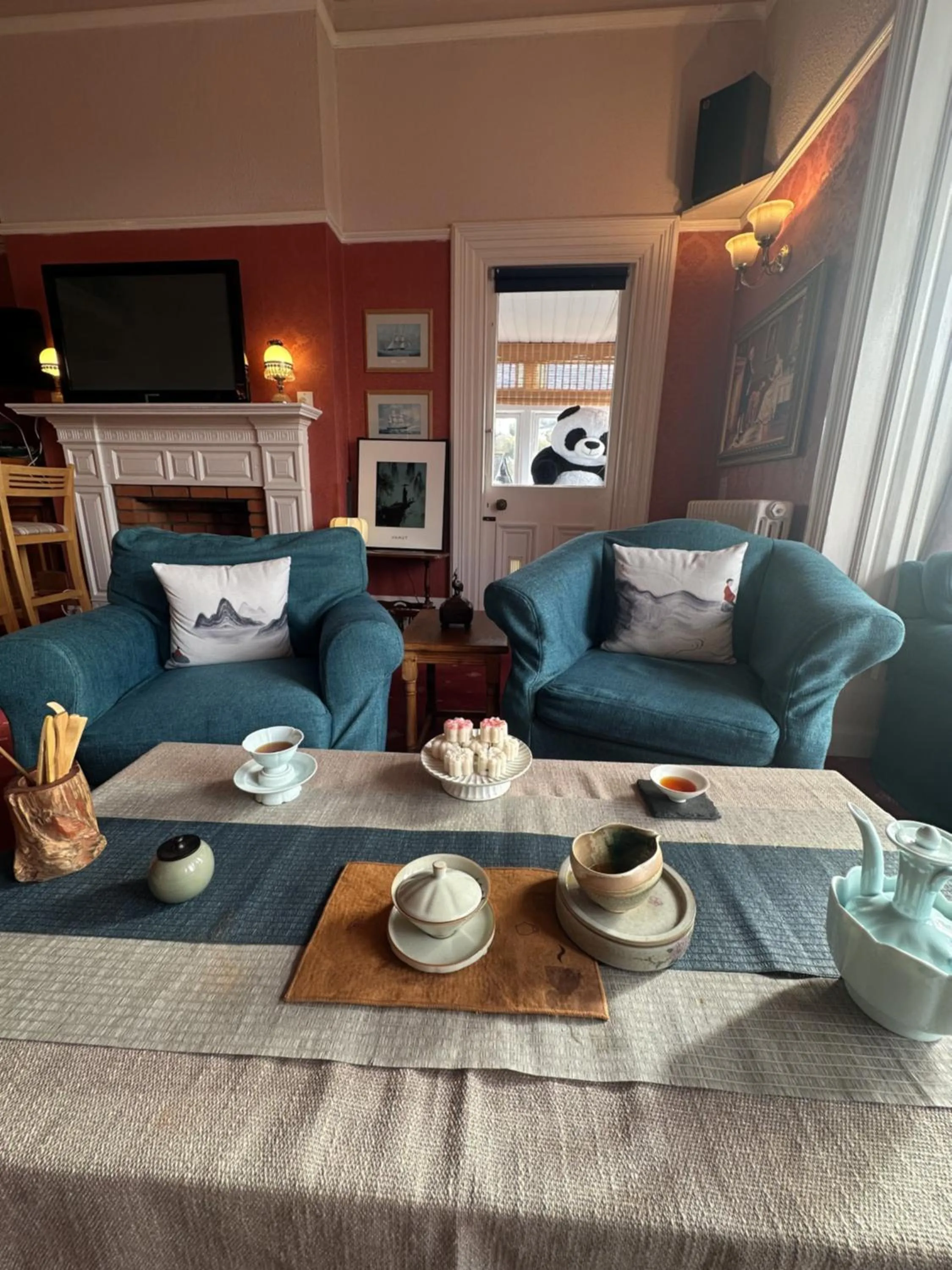 Lounge or bar in The Robin Hill