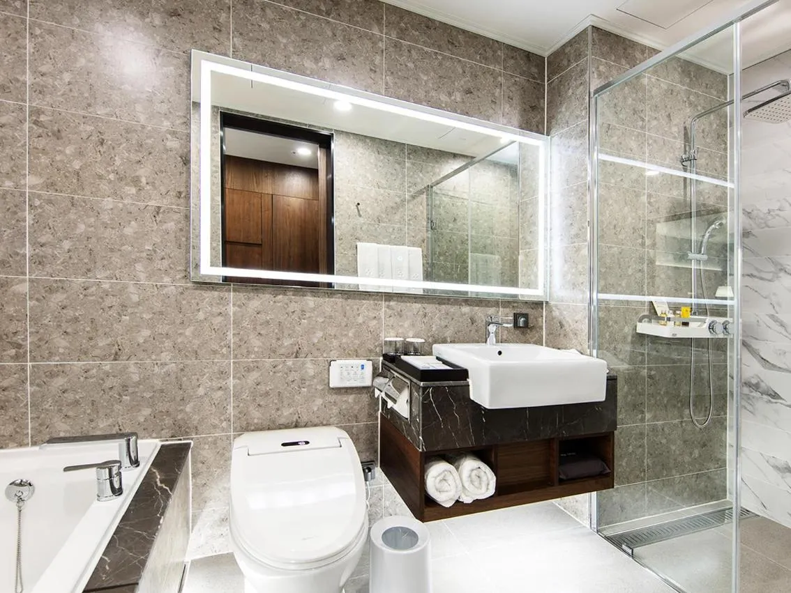 Toilet in Best Western Plus GyeongJu