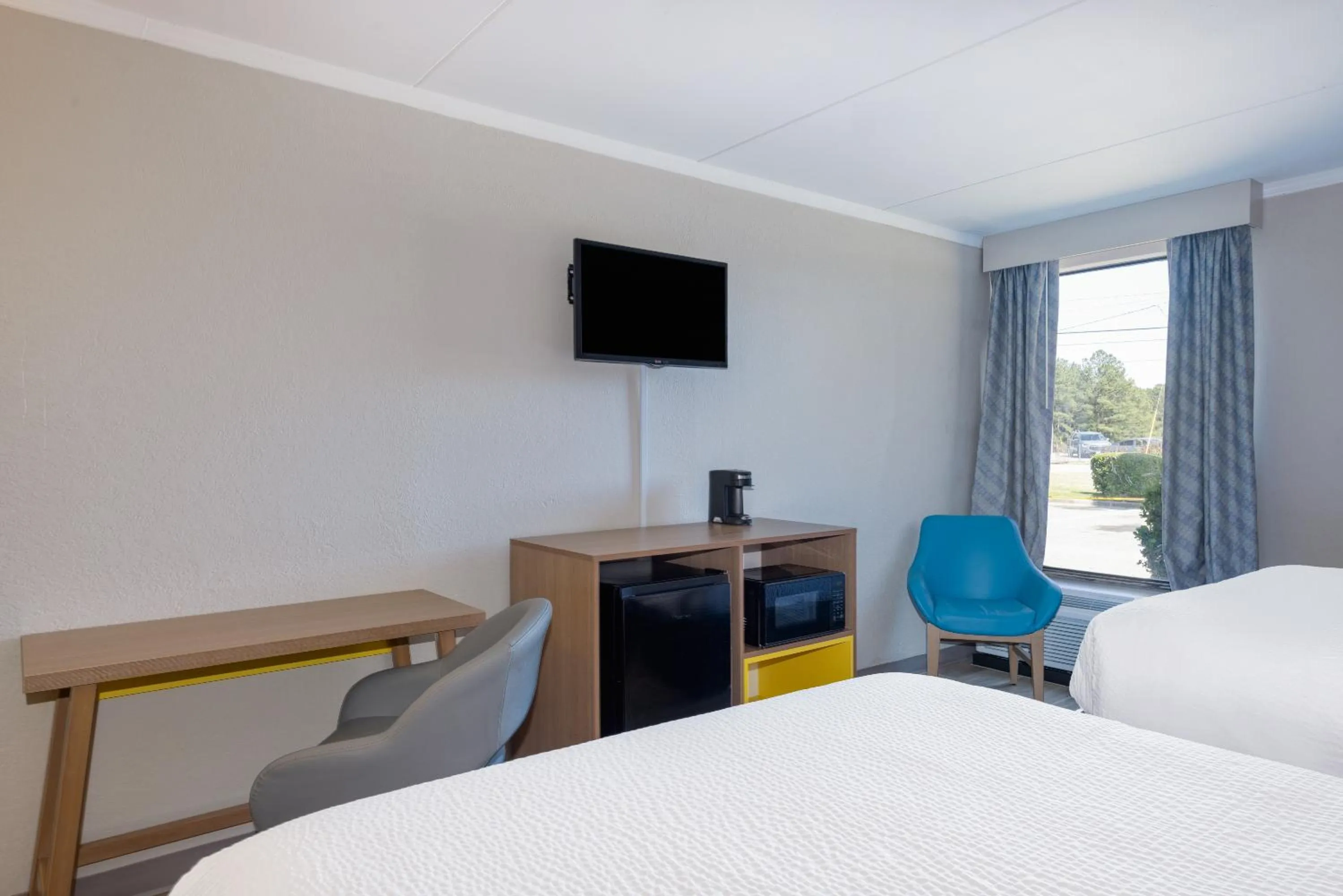 Bed in Days Inn & Suites by Wyndham Fort Bragg/Cross Creek Mall