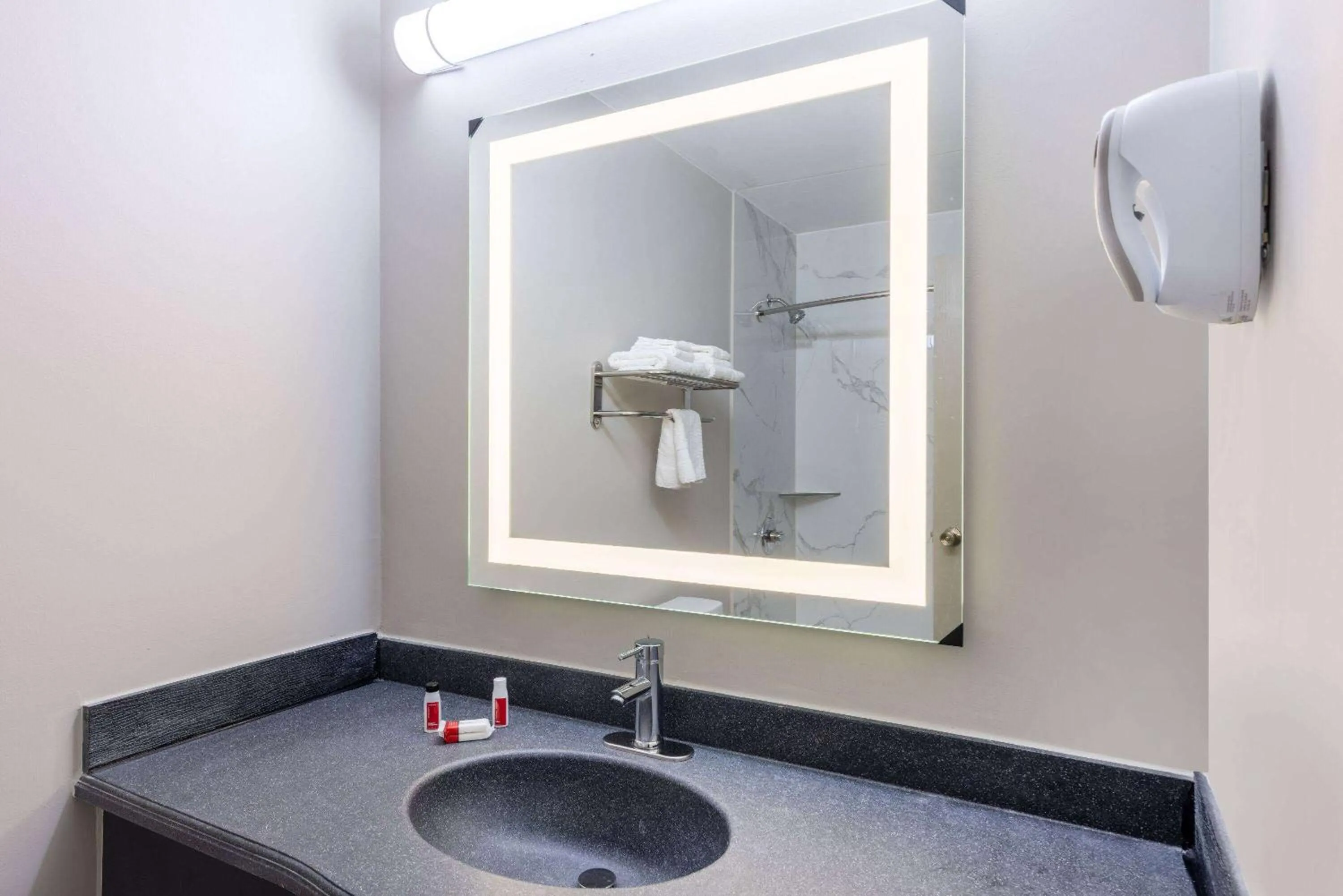 TV and multimedia in Days Inn & Suites by Wyndham Fort Bragg/Cross Creek Mall