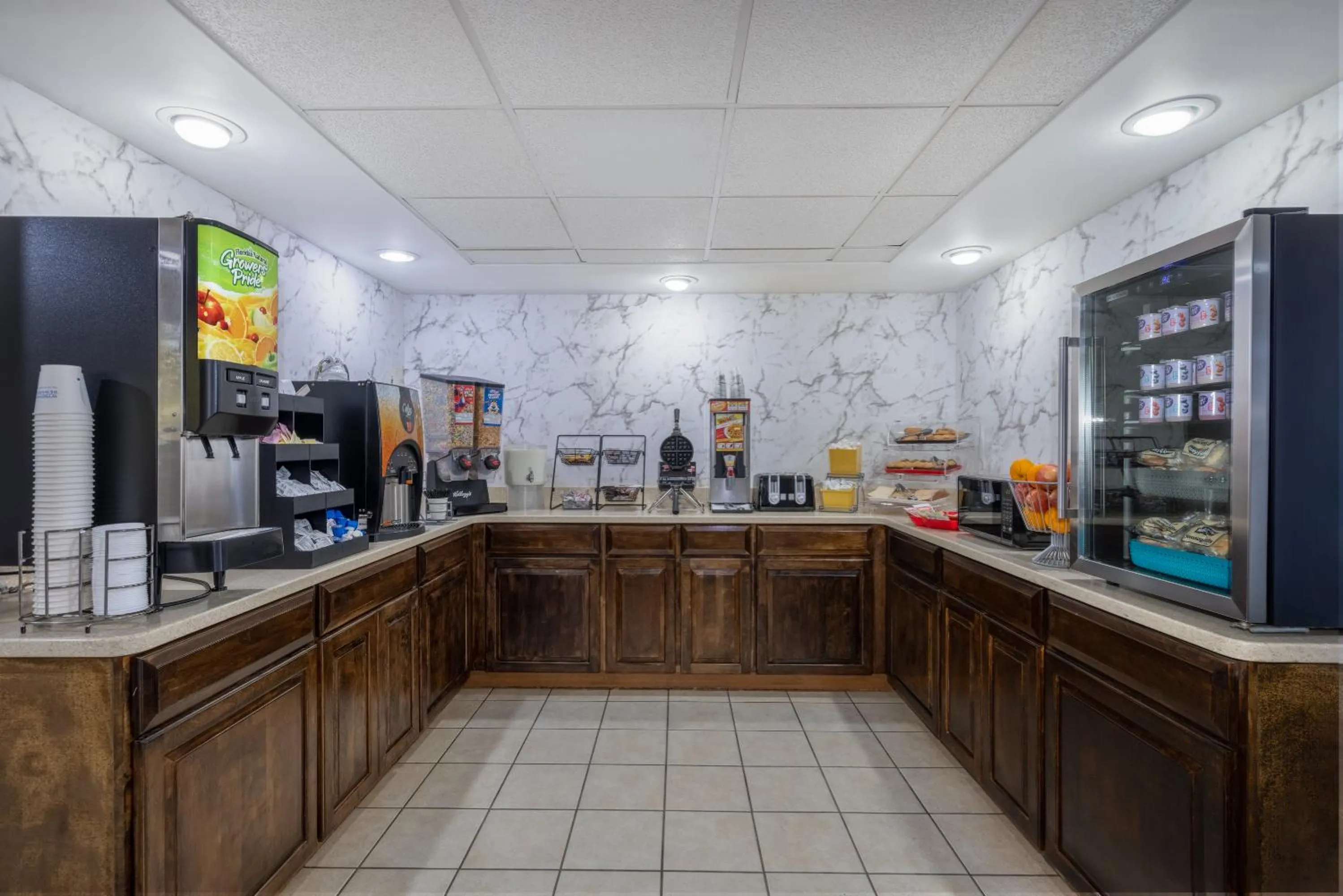 Coffee/tea facilities in Days Inn & Suites by Wyndham Fort Bragg/Cross Creek Mall