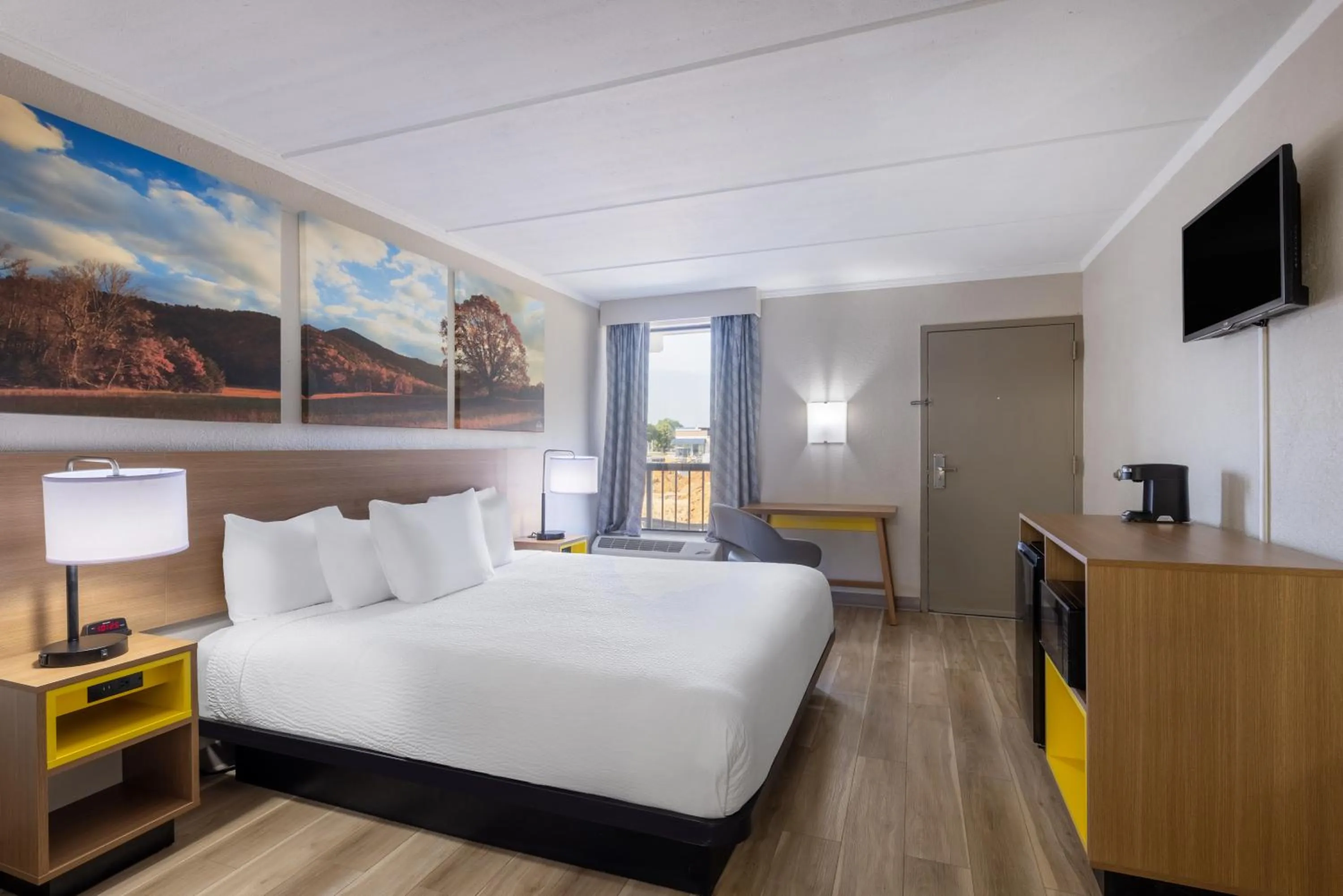 Bed in Days Inn & Suites by Wyndham Fort Bragg/Cross Creek Mall