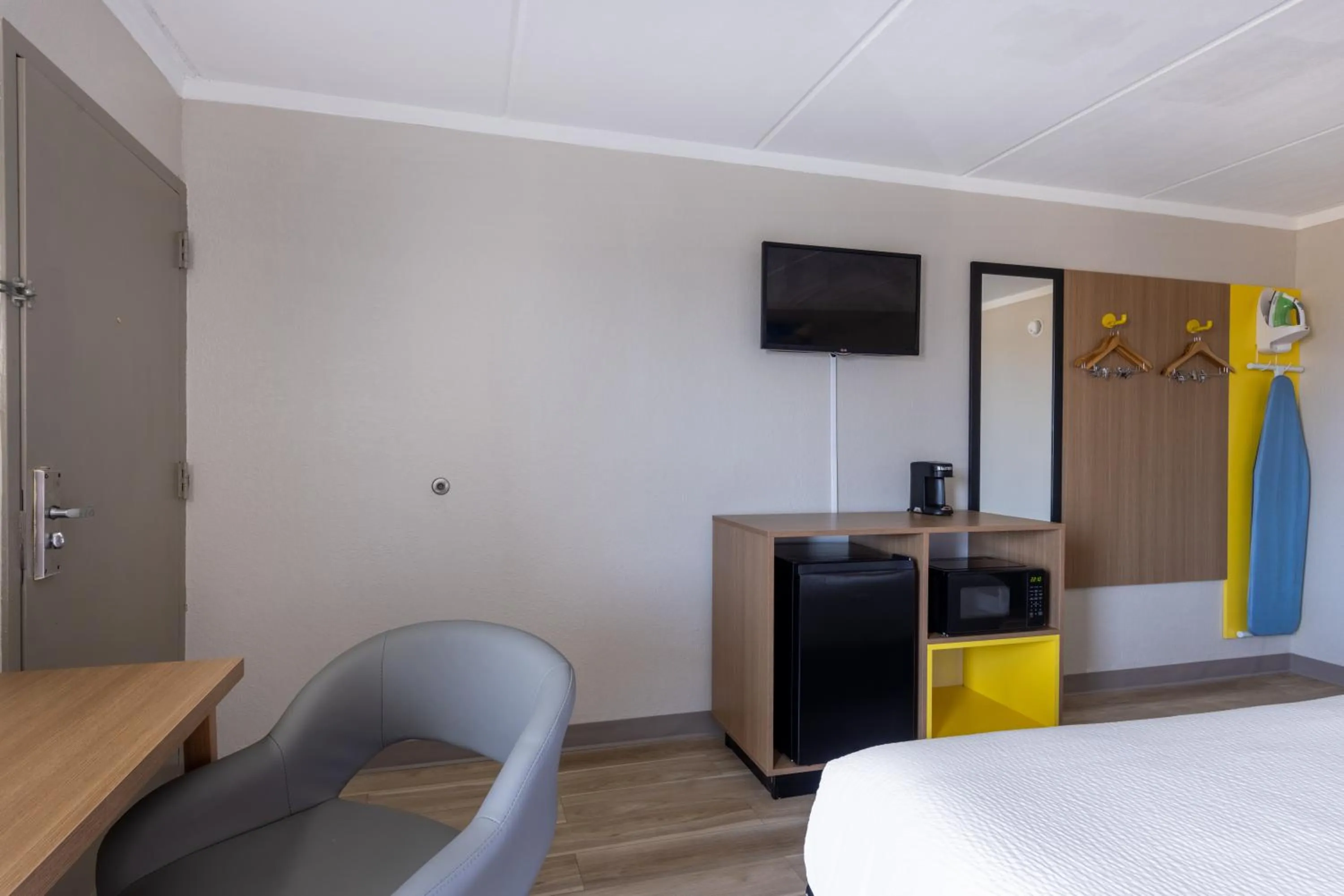 Bed in Days Inn & Suites by Wyndham Fort Bragg/Cross Creek Mall