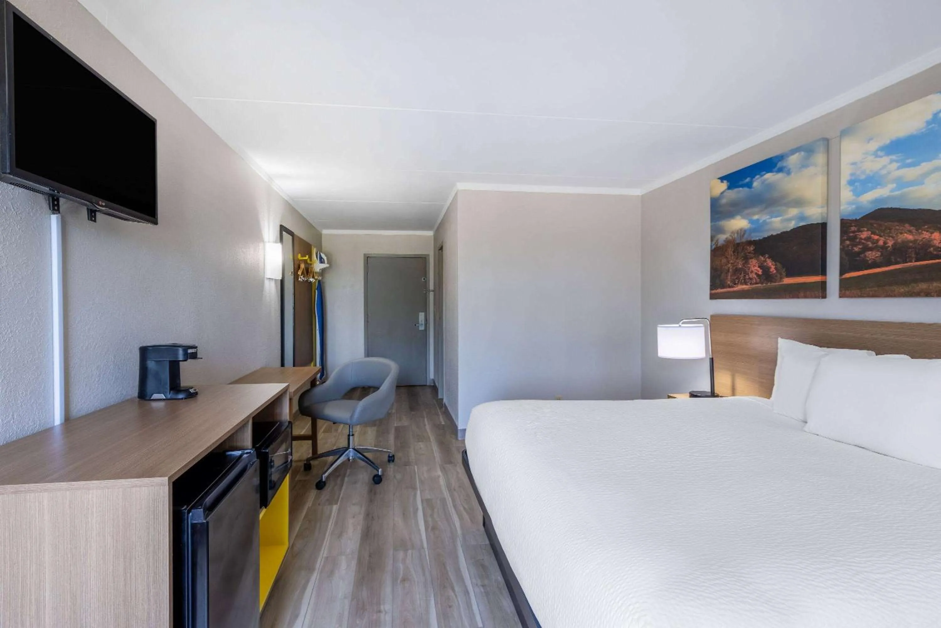 Photo of the whole room, Bed in Days Inn & Suites by Wyndham Fort Bragg/Cross Creek Mall