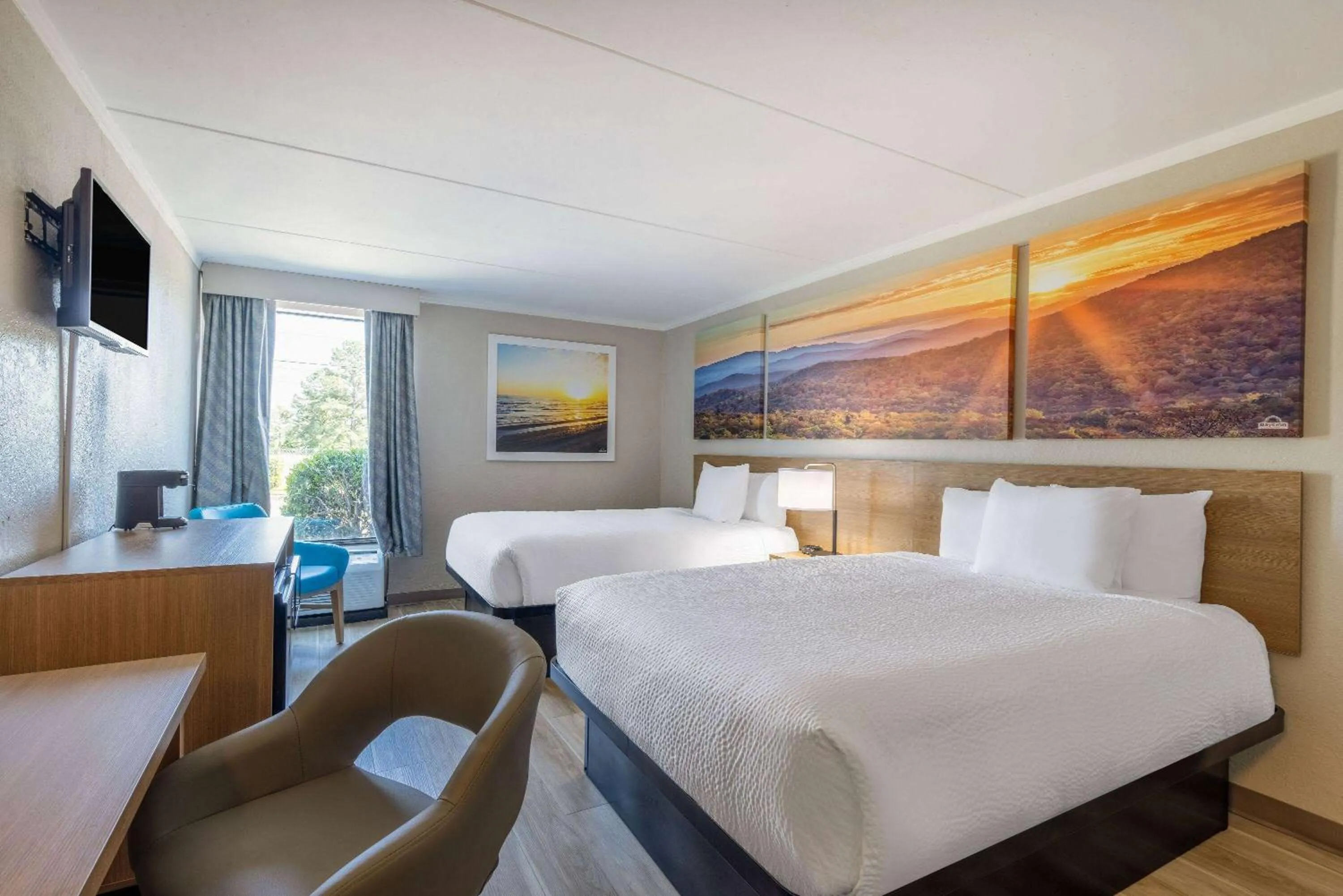 Photo of the whole room, Bed in Days Inn & Suites by Wyndham Fort Bragg/Cross Creek Mall