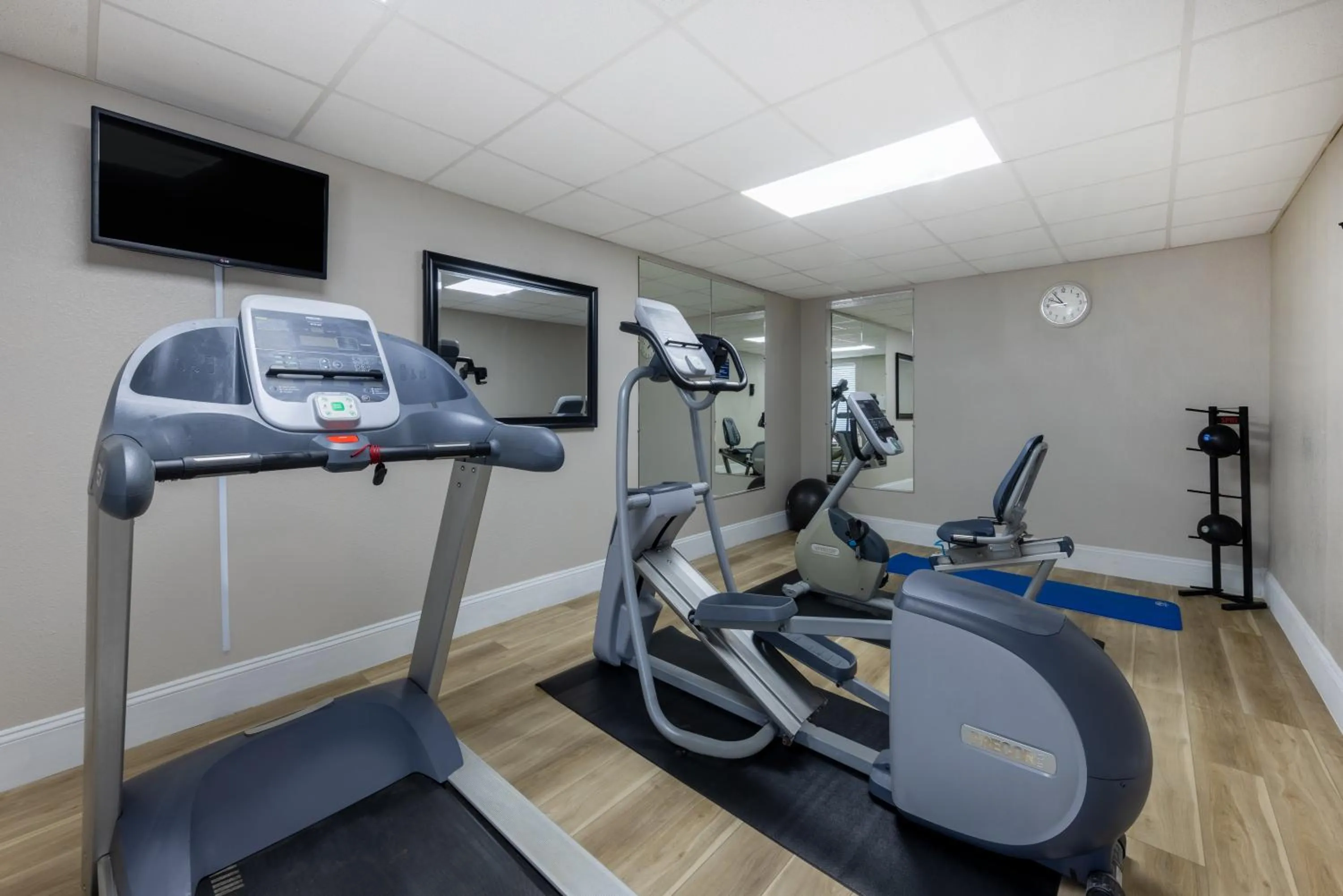 Fitness centre/facilities in Days Inn & Suites by Wyndham Fort Bragg/Cross Creek Mall