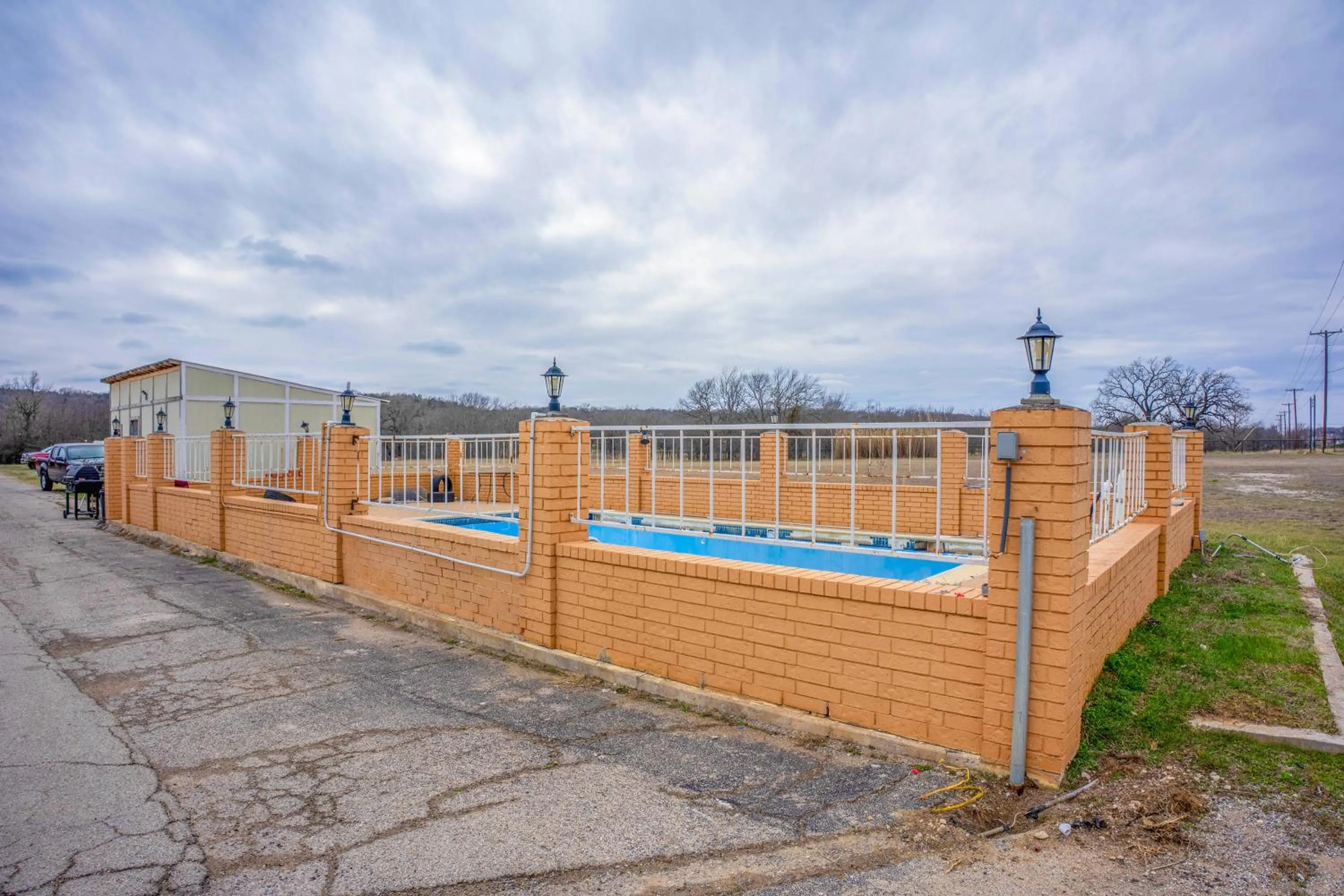 Swimming pool in Executive Inn By OYO Mineral Wells US-180