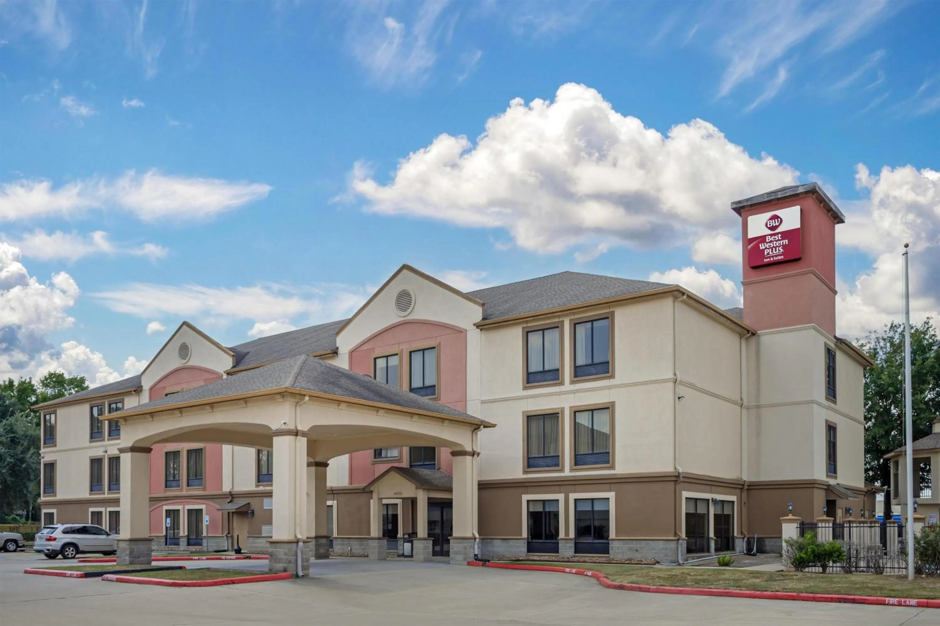 Property building in Best Western Plus North Houston Inn & Suites
