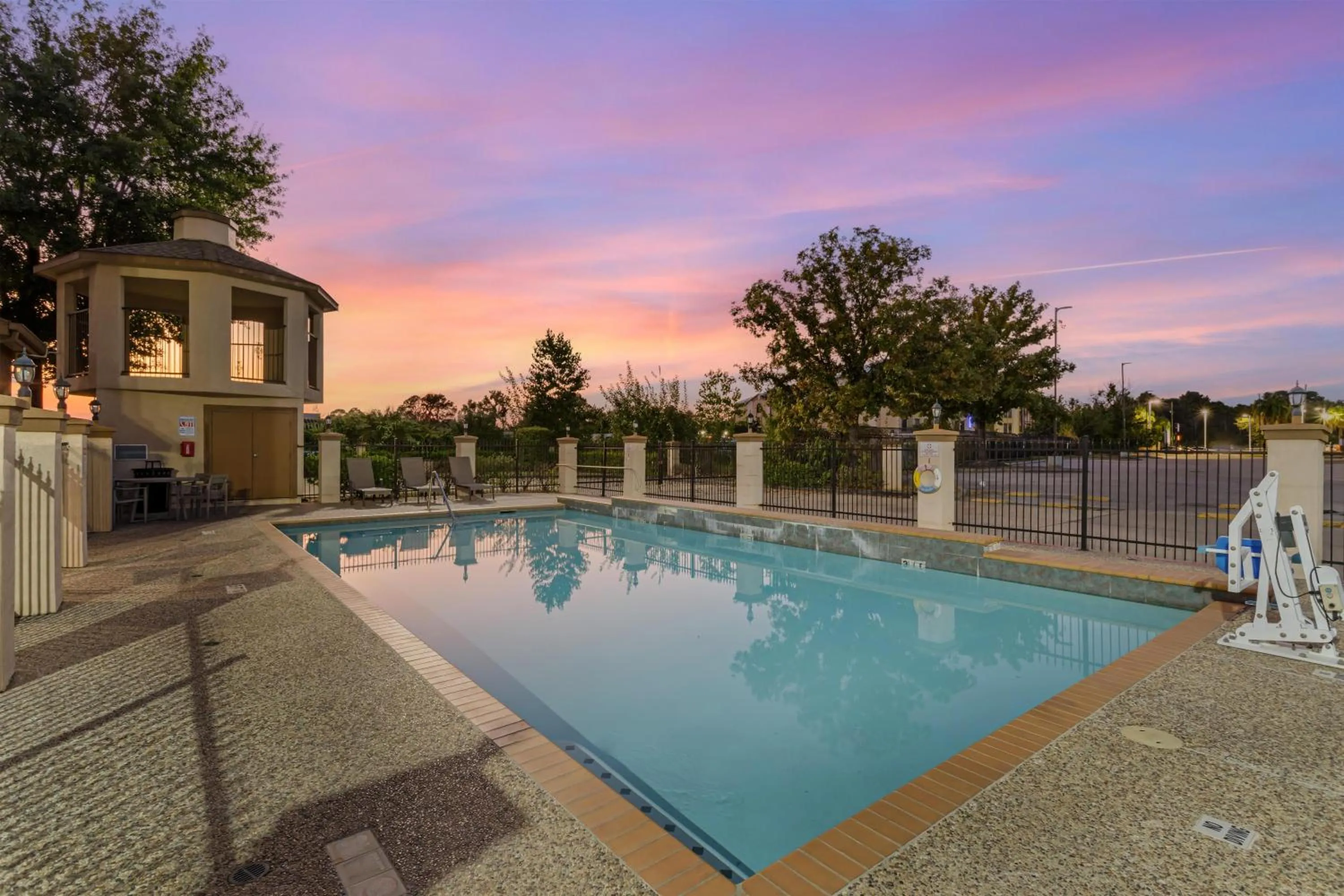 Property building in Best Western Plus North Houston Inn & Suites