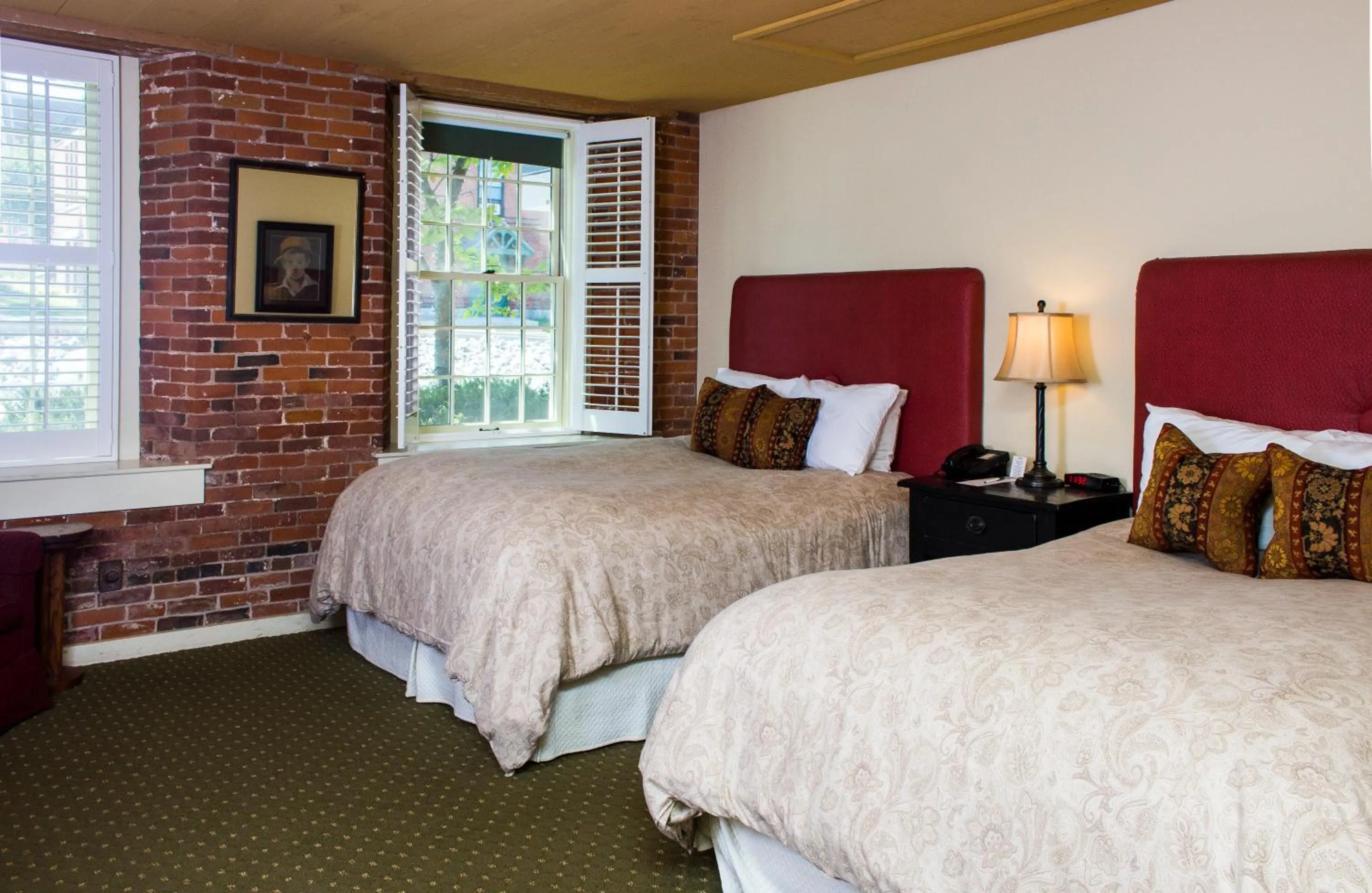 Bedroom, Bed in The Common Man Inn & Restaurant