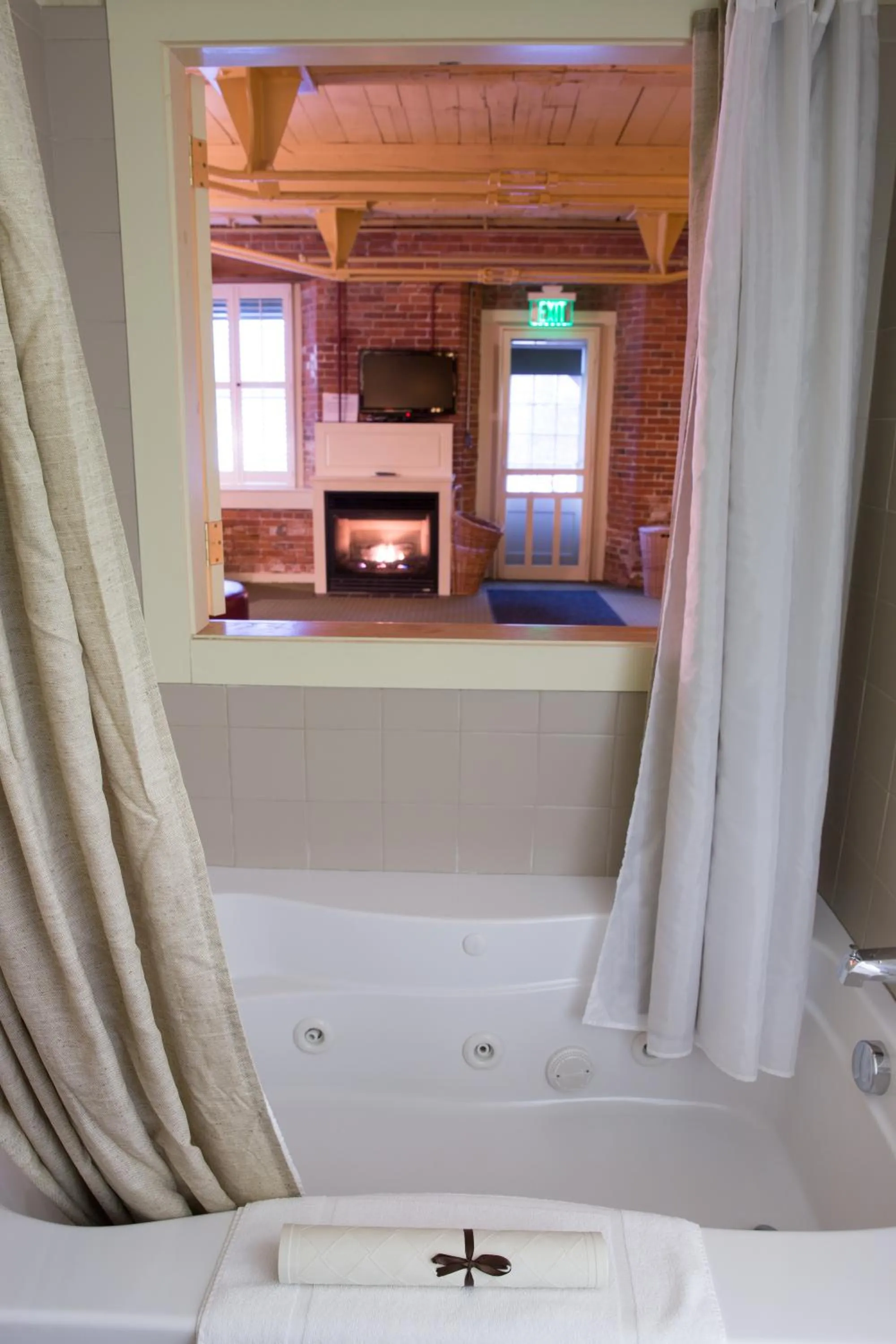 Bathroom in The Common Man Inn & Restaurant