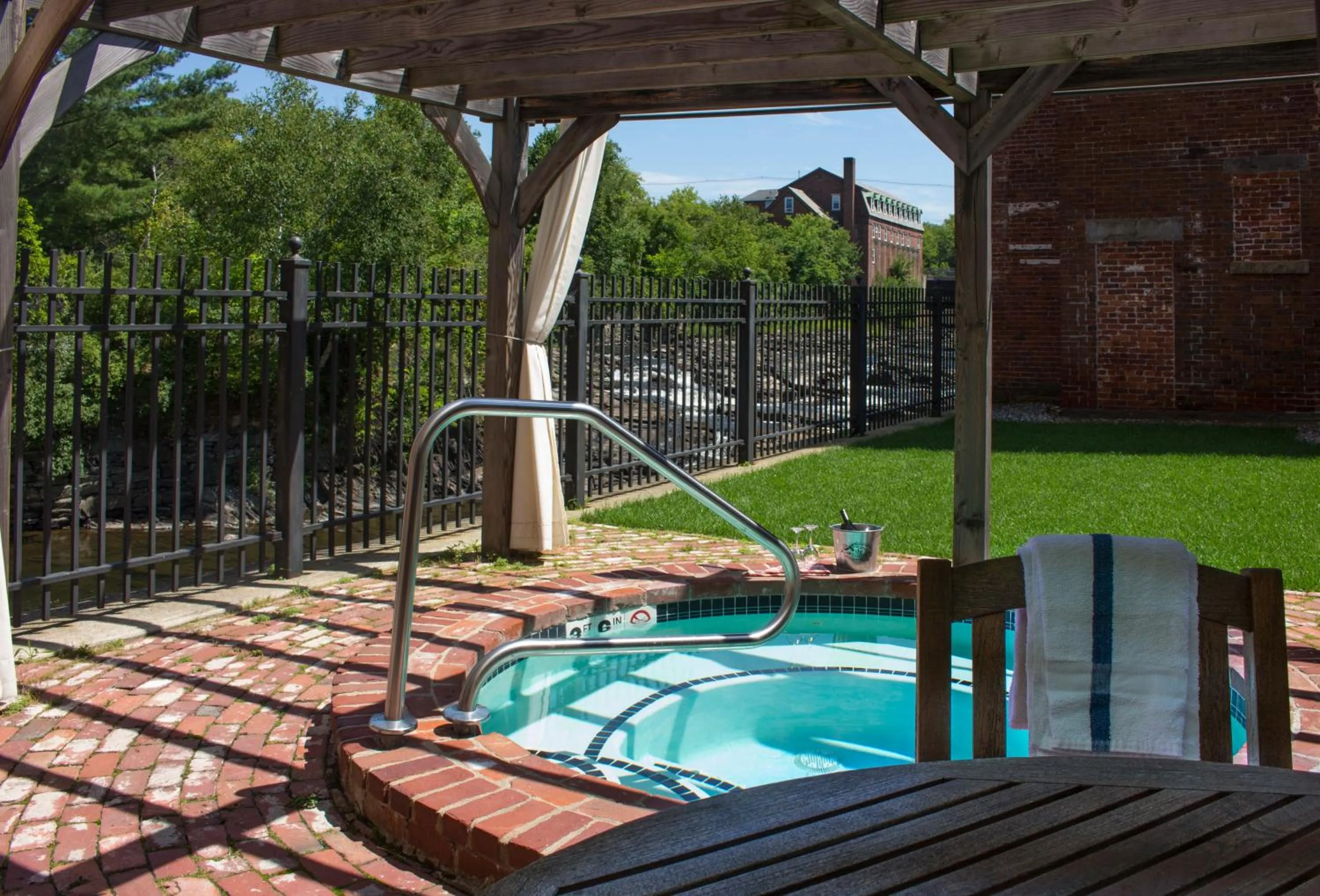 Patio in The Common Man Inn & Restaurant