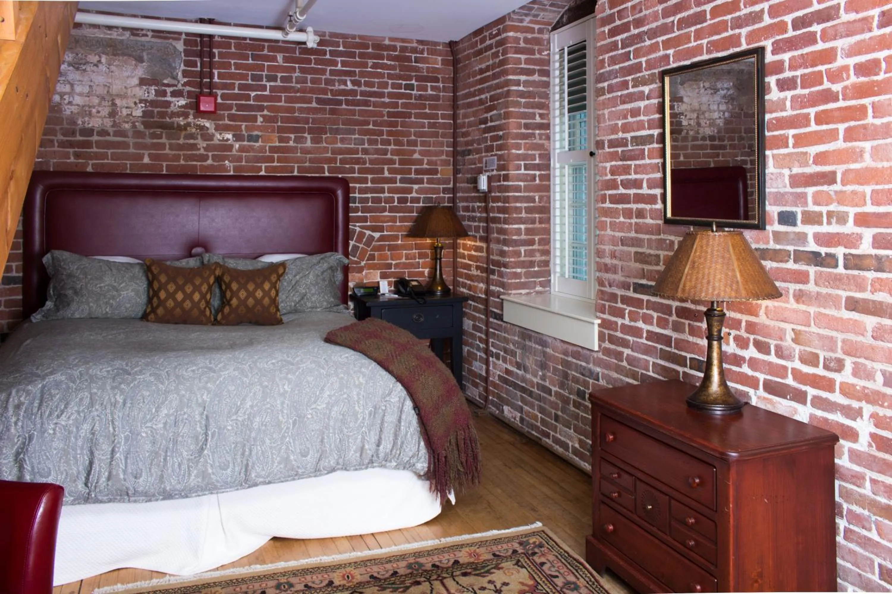 Bed in The Common Man Inn & Restaurant