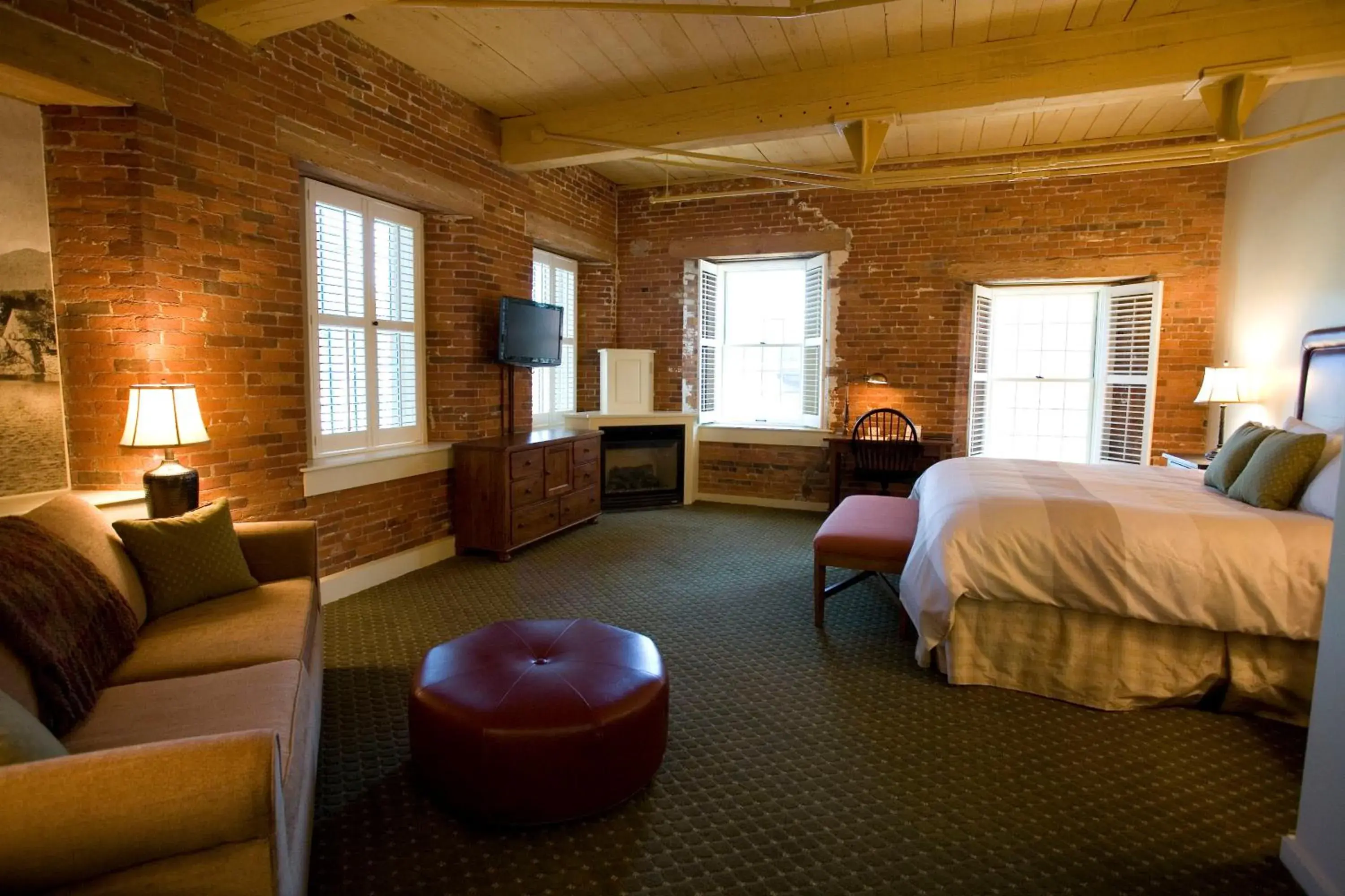 Superior King Suite in The Common Man Inn & Restaurant Superior King Suite in The Common Man Inn & Restaurant