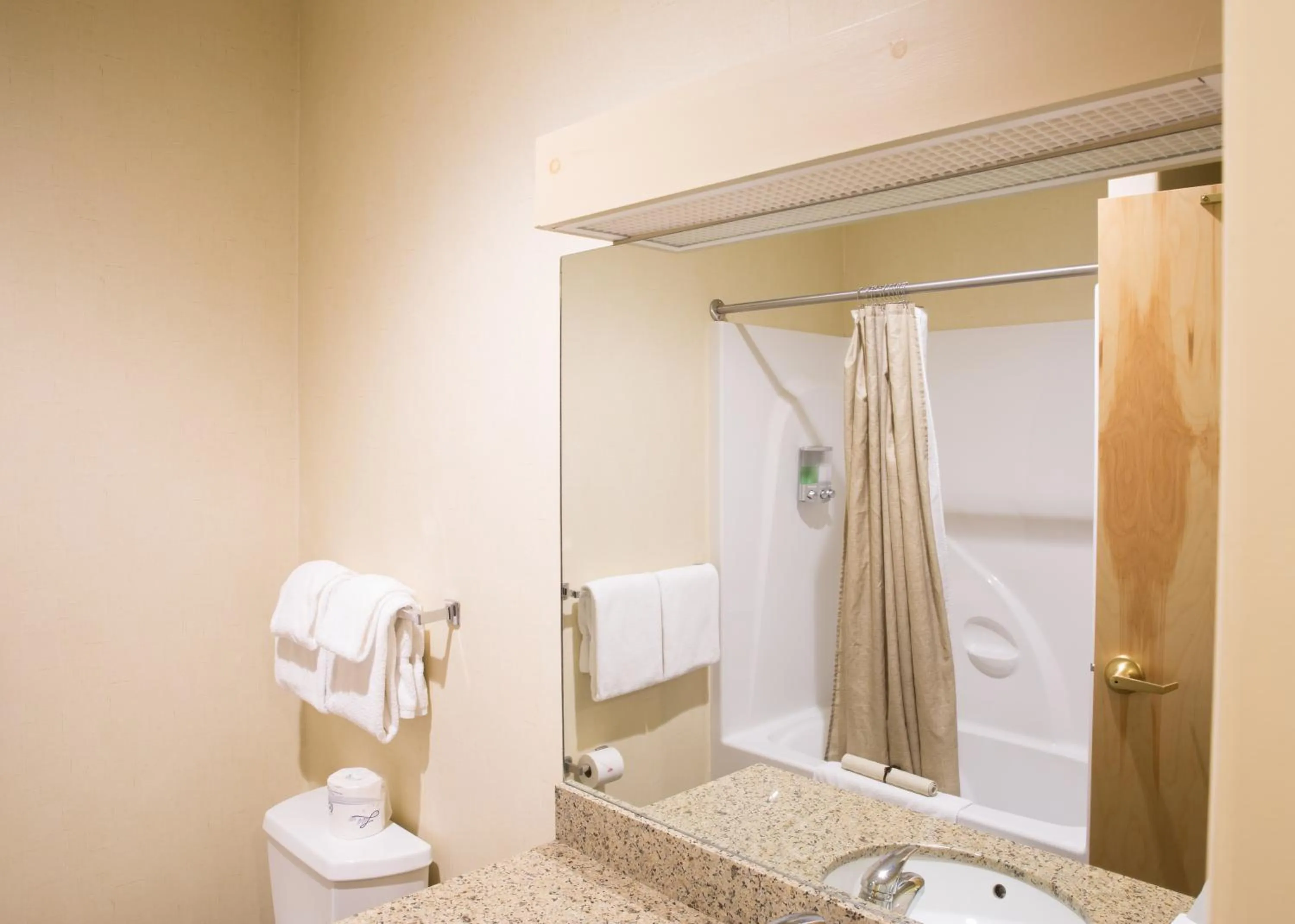 Shower in The Common Man Inn & Restaurant